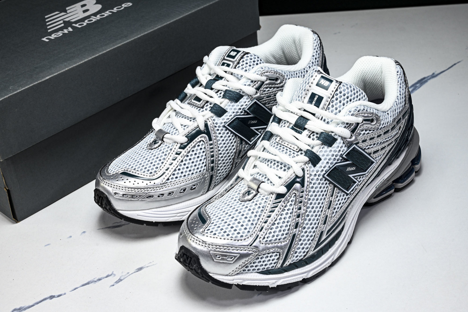 New Balance U1906系列 拼接网面透气跑步鞋运动鞋银白色 U1906RCE 尺码：36 3
