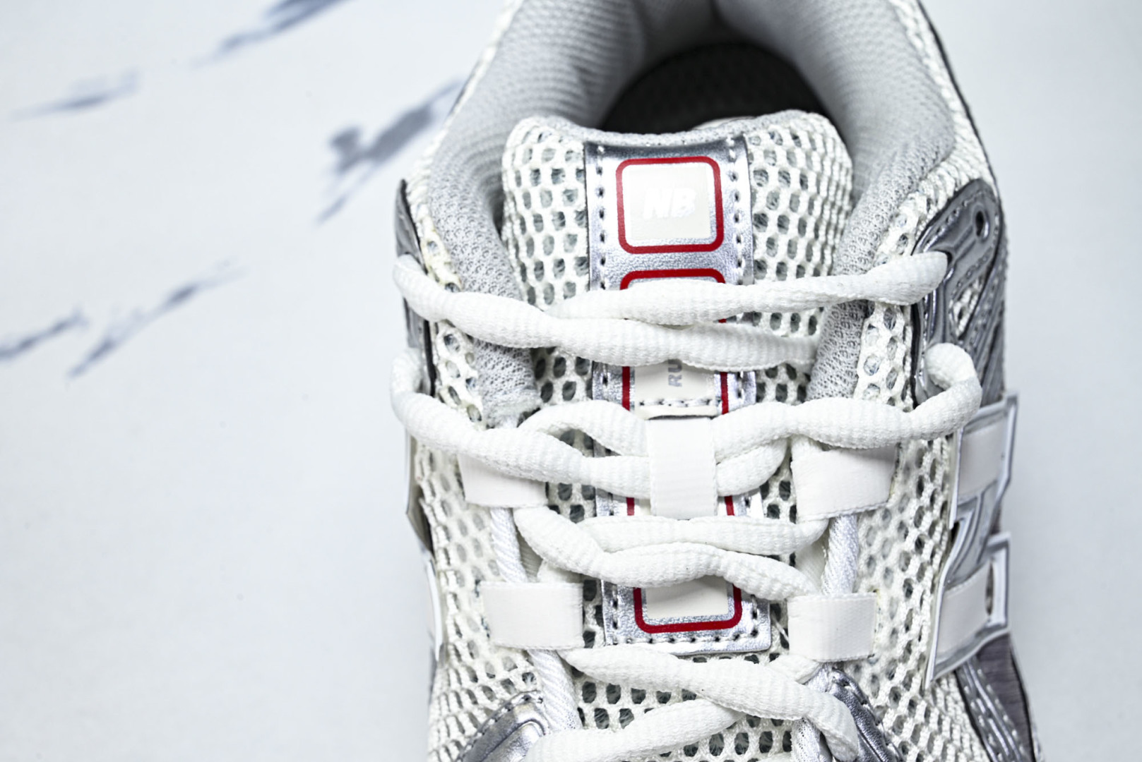 New Balance U1906系列 拼接网面透气跑步鞋运动鞋银色 M1906RCB 尺码：36 37