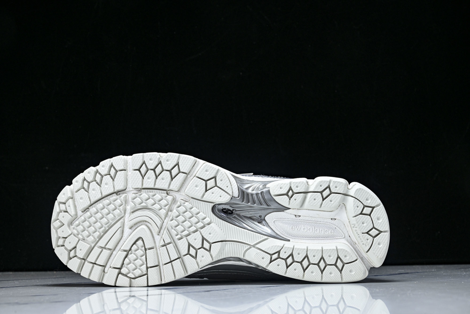 New Balance U1906系列 拼接网面透气跑步鞋运动鞋银色 M1906RCB 尺码：36 37