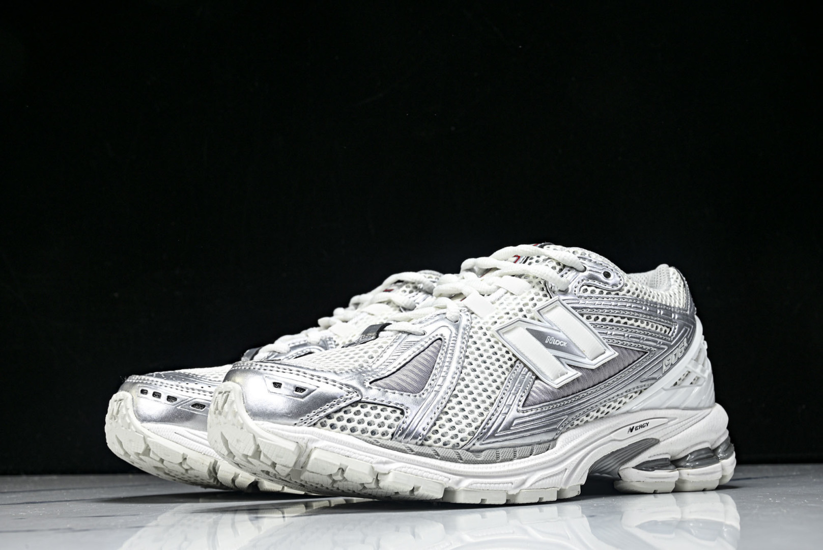 New Balance U1906系列 拼接网面透气跑步鞋运动鞋银色 M1906RCB 尺码：36 37