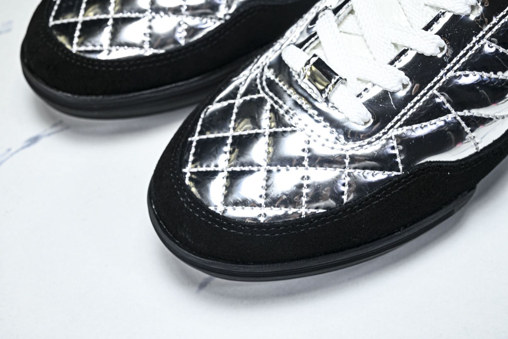 香奈儿 尺码35-40纯原版出品-chanel香奈儿女鞋25n 白银黑边色亮面系带德训运动鞋 YZ024