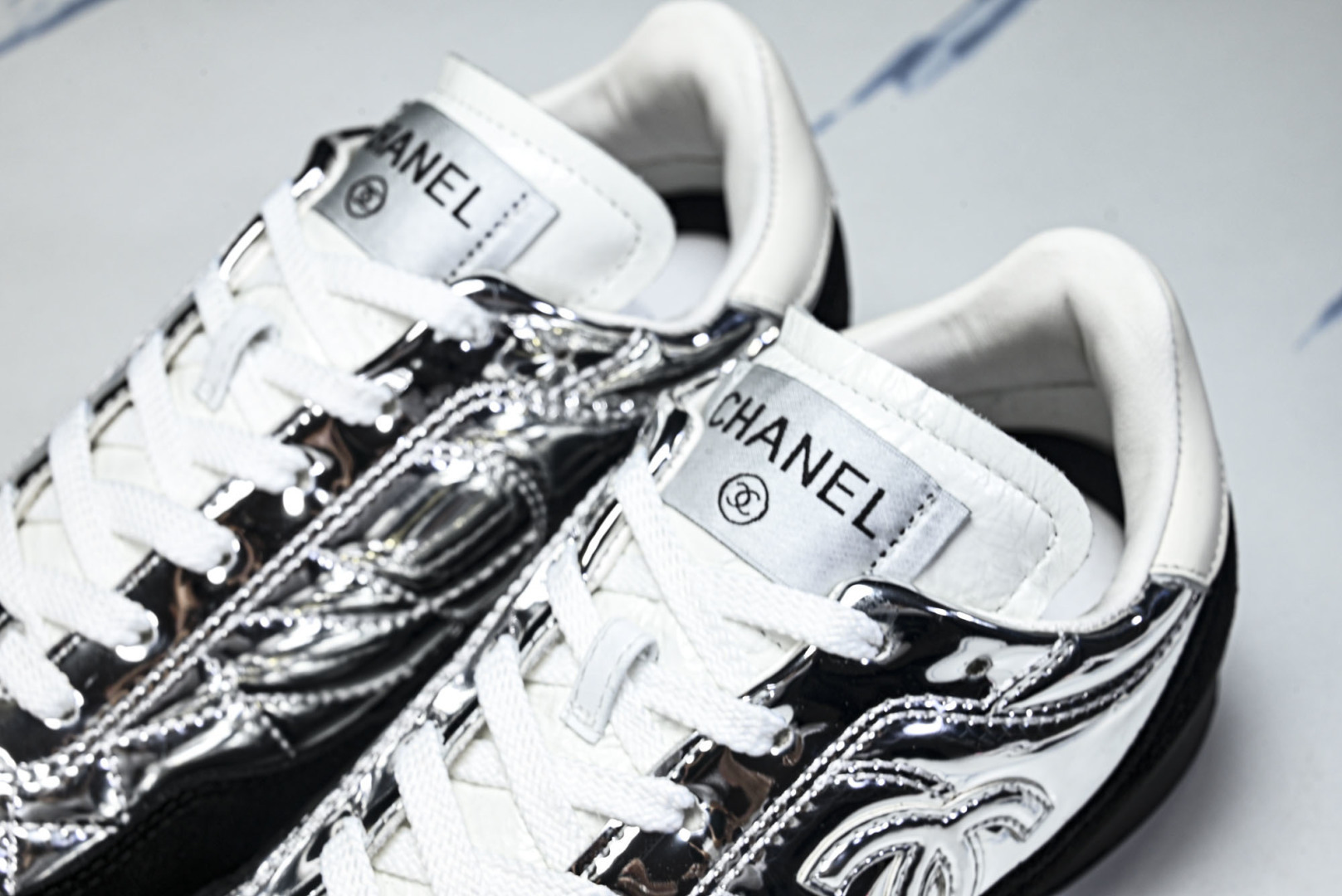 香奈儿 尺码35-40纯原版出品-chanel香奈儿女鞋25n 白银黑边色亮面系带德训运动鞋 YZ024