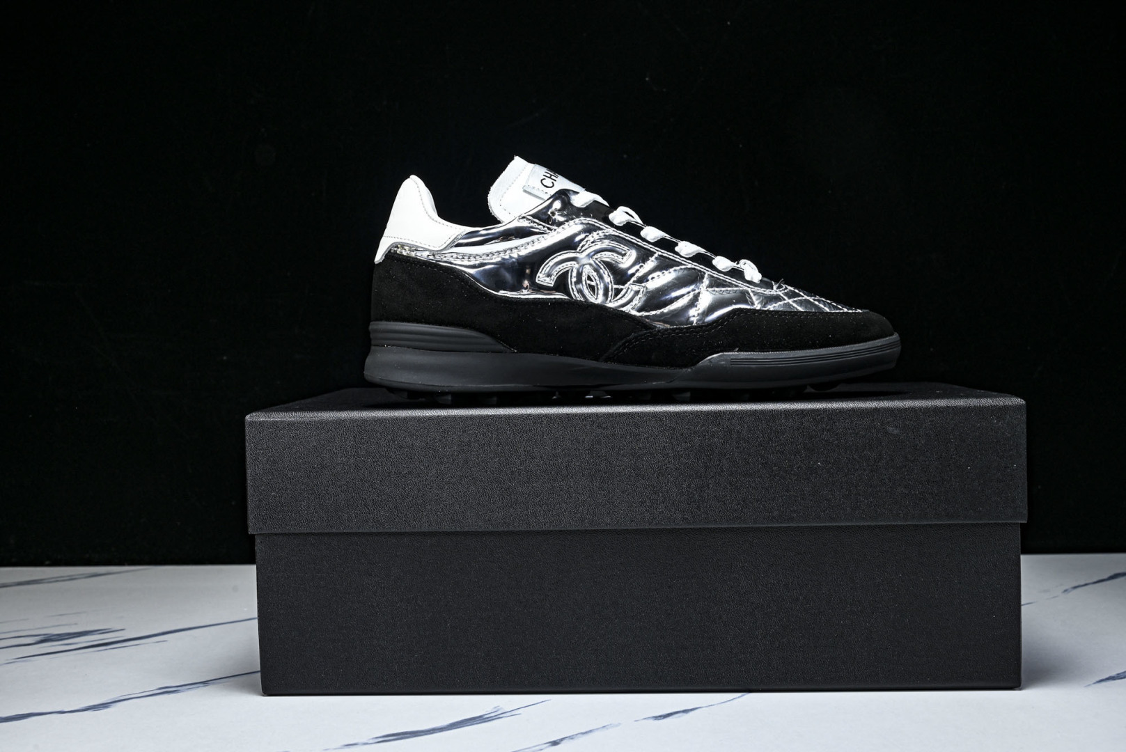 香奈儿 尺码35-40纯原版出品-chanel香奈儿女鞋25n 白银黑边色亮面系带德训运动鞋 YZ024