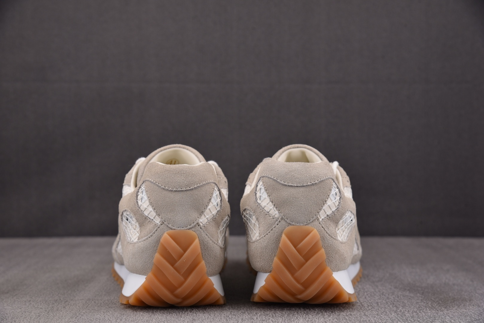 葆蝶家 尺码:35-46纯原版出品-Bottega Veneta 灰白 YZ004尺码：35 36 37