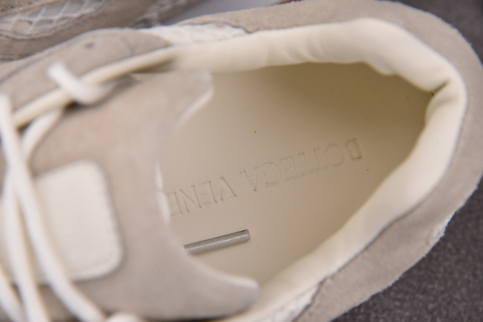 葆蝶家 尺码:35-46纯原版出品-Bottega Veneta 灰白 YZ004尺码：35 36 37