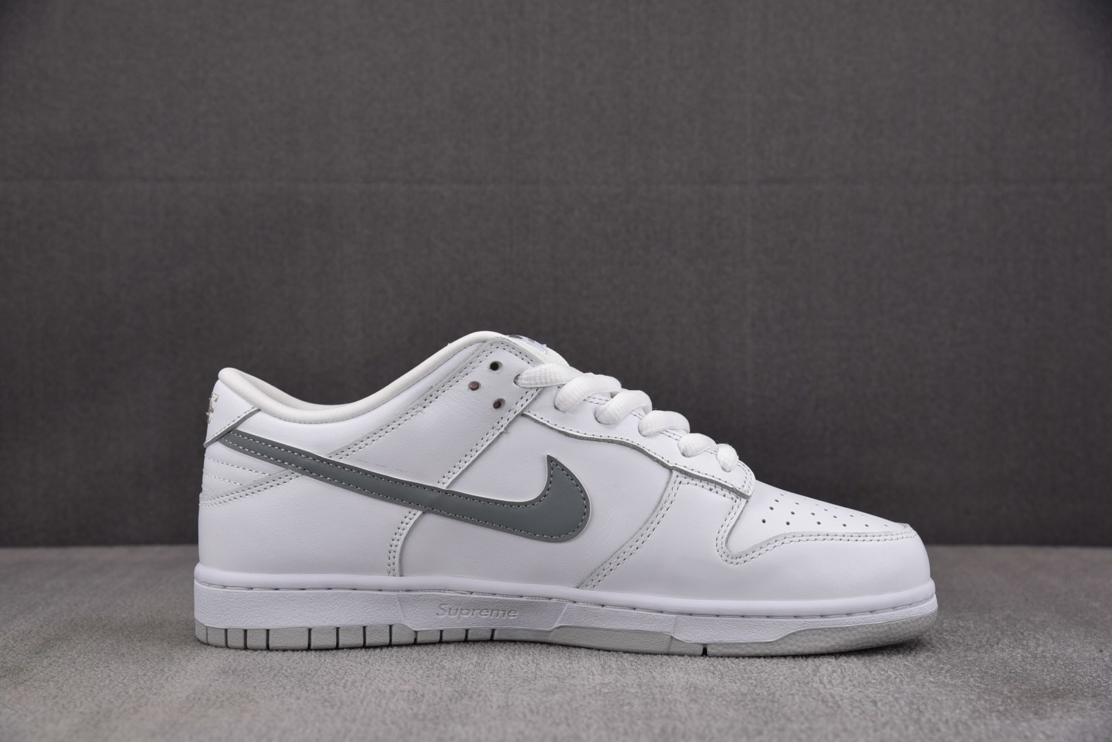 NK SB Dunk Low Supreme 94 White Metallic Silver 白银 H
