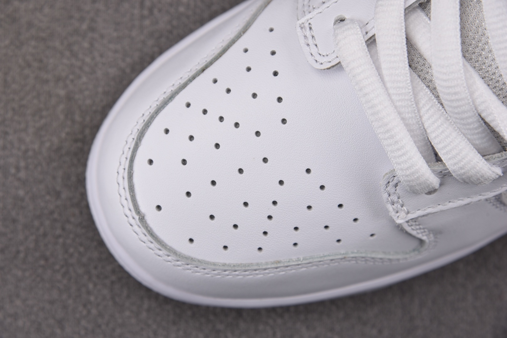 NK SB Dunk Low Supreme 94 White Metallic Silver 白银 H