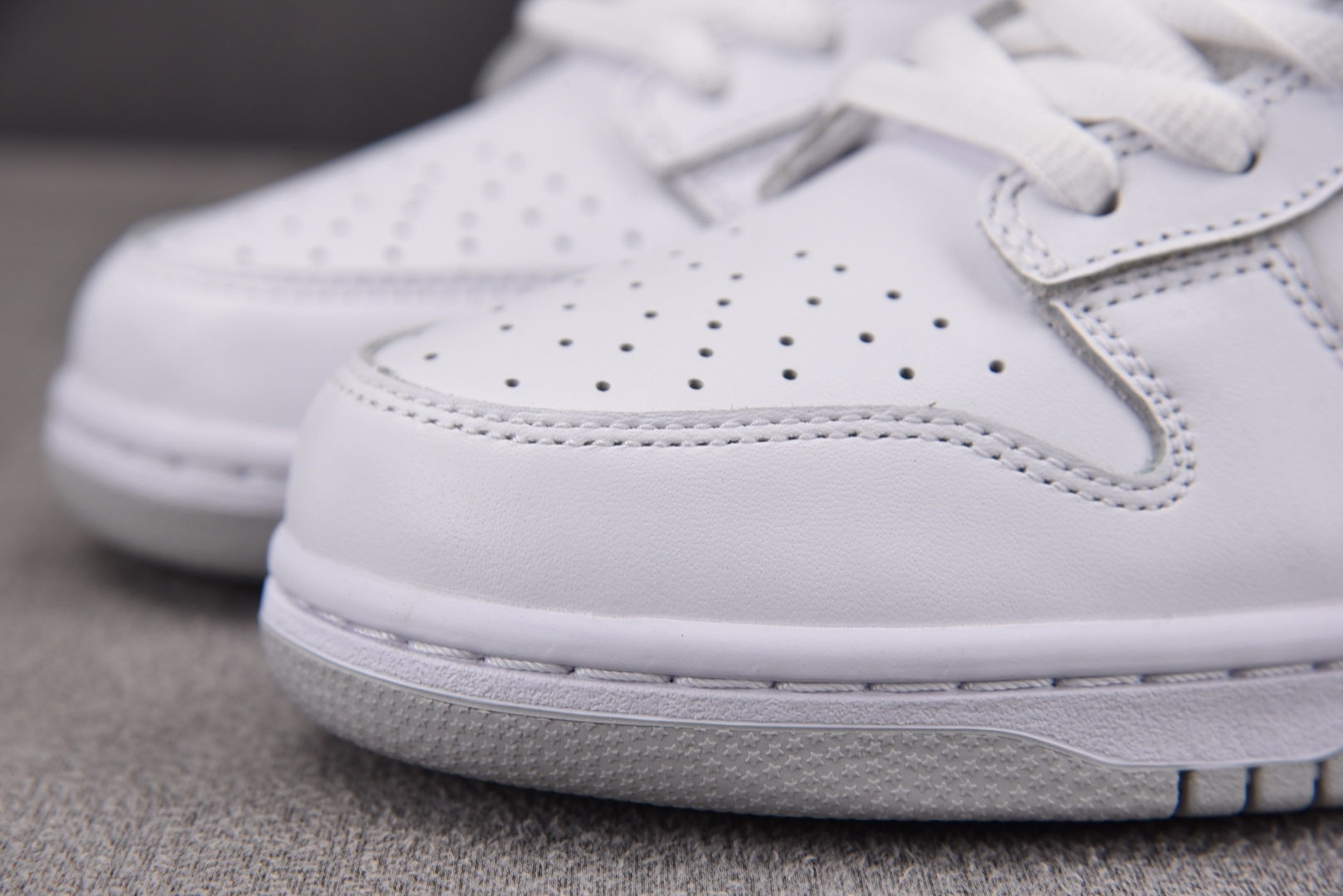 NK SB Dunk Low Supreme 94 White Metallic Silver 白银 H