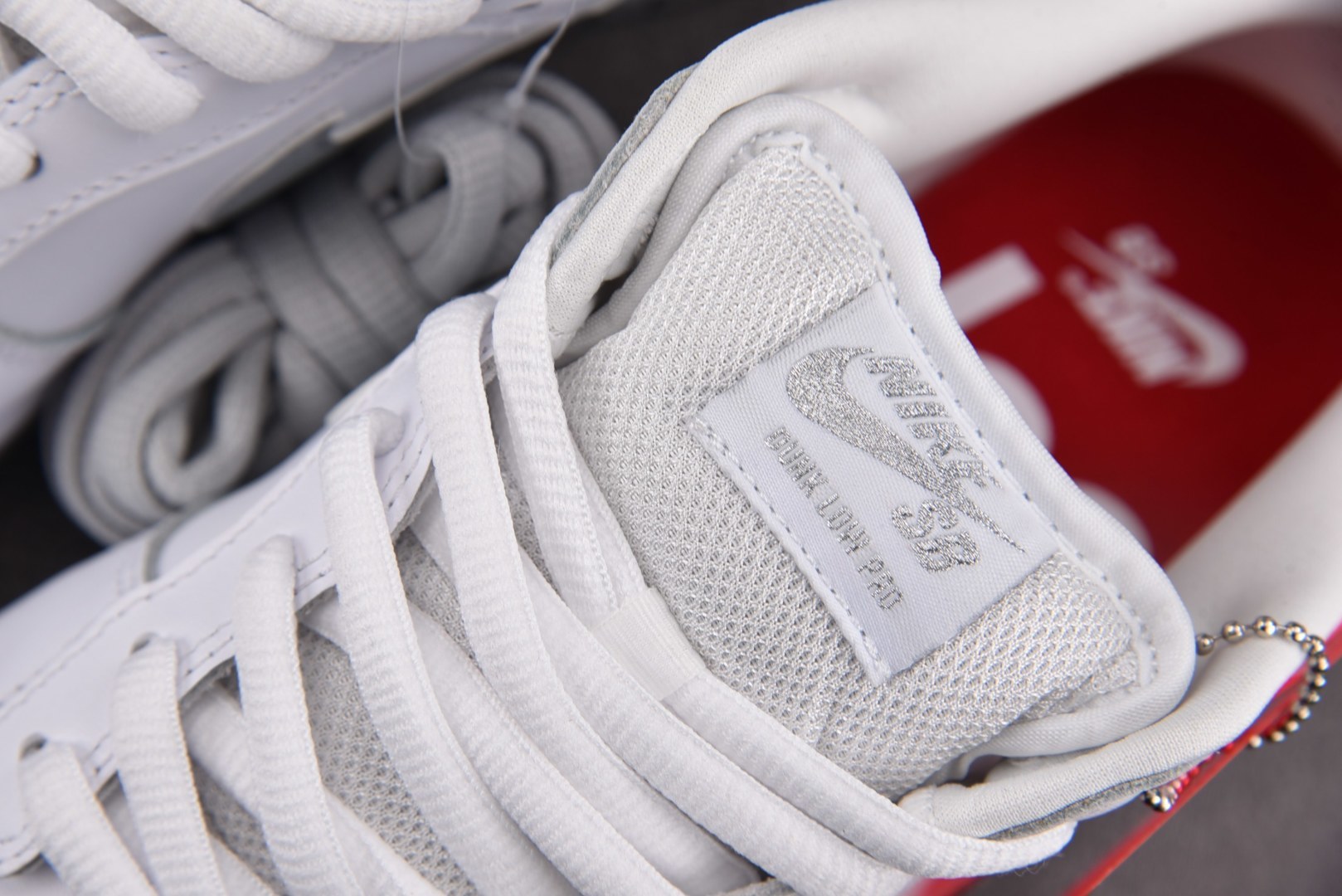 NK SB Dunk Low Supreme 94 White Metallic Silver 白银 H