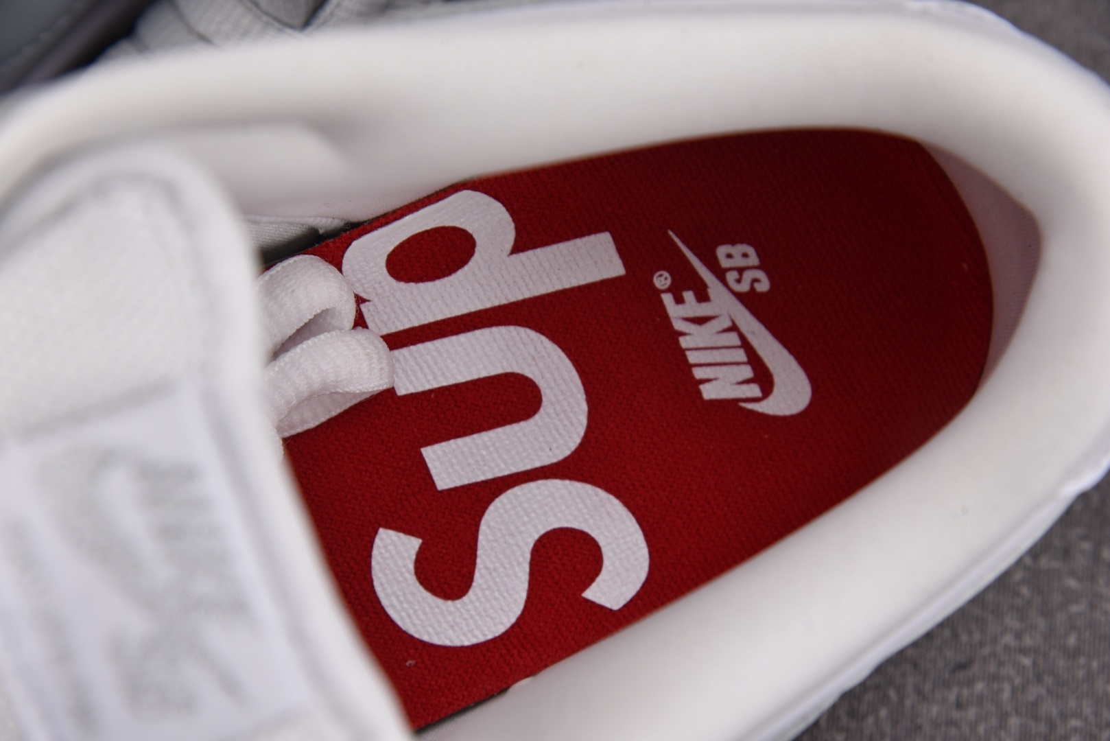 NK SB Dunk Low Supreme 94 White Metallic Silver 白银 H