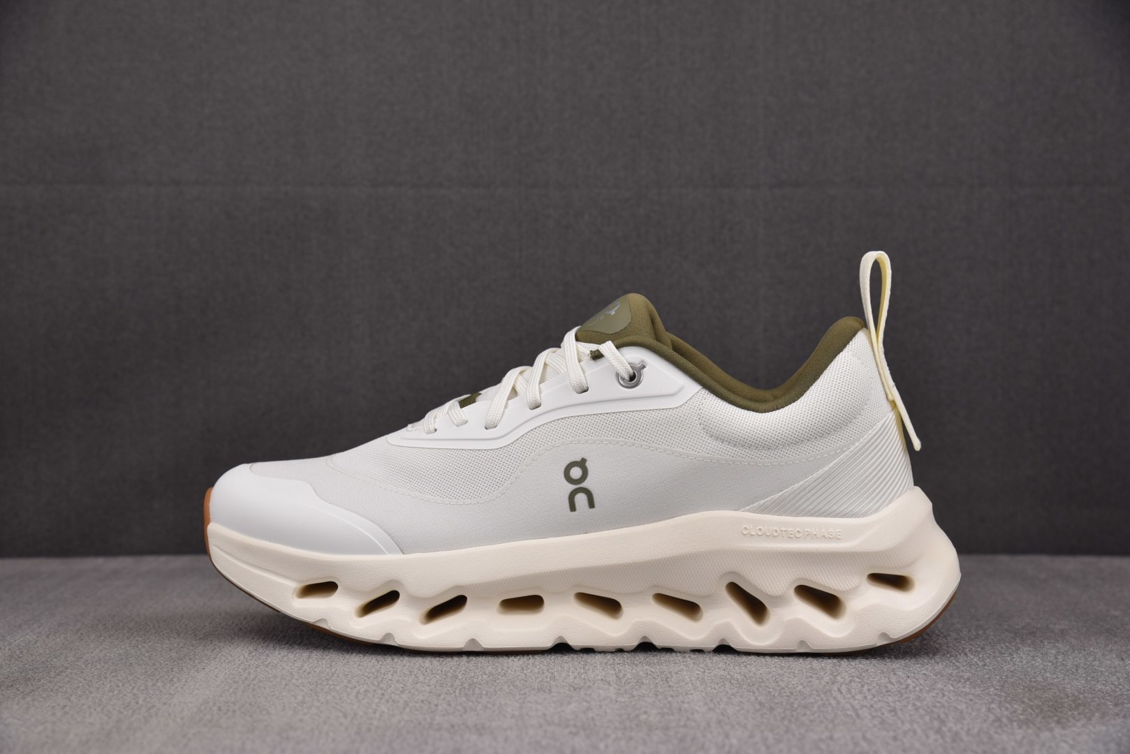 On x LOEWE Cloudtilt 2.0 白色 卡其 尺寸 40 40.5 41 42 42.5