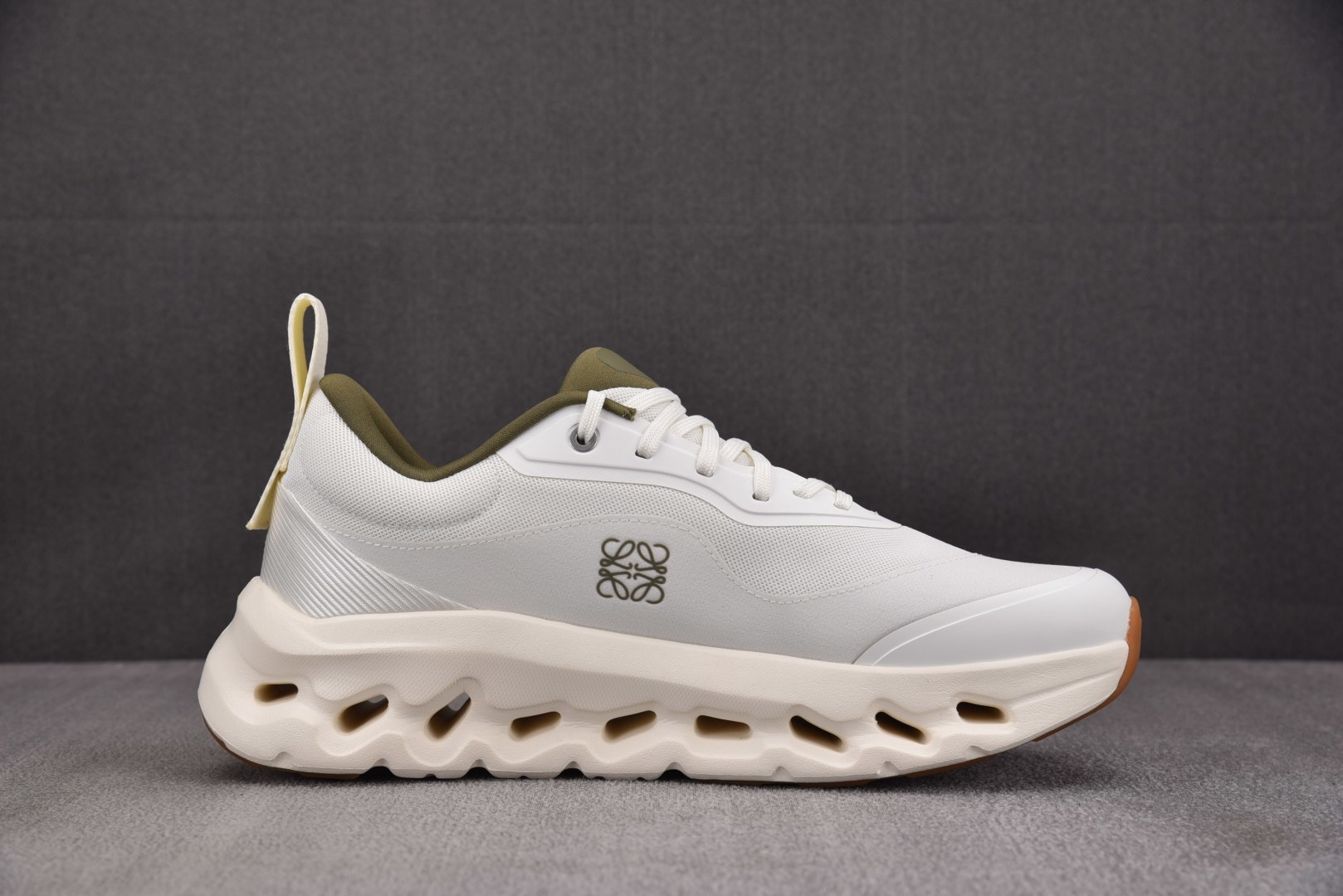 On x LOEWE Cloudtilt 2.0 白色 卡其 尺寸 40 40.5 41 42 42.5