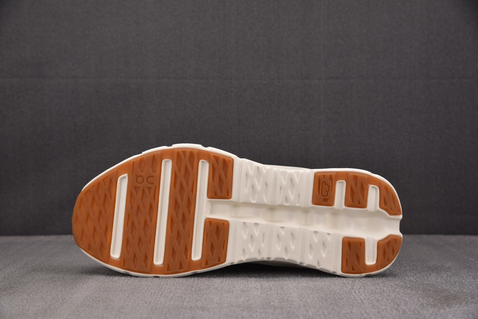 On x LOEWE Cloudtilt 2.0 白色 卡其 尺寸 40 40.5 41 42 42.5