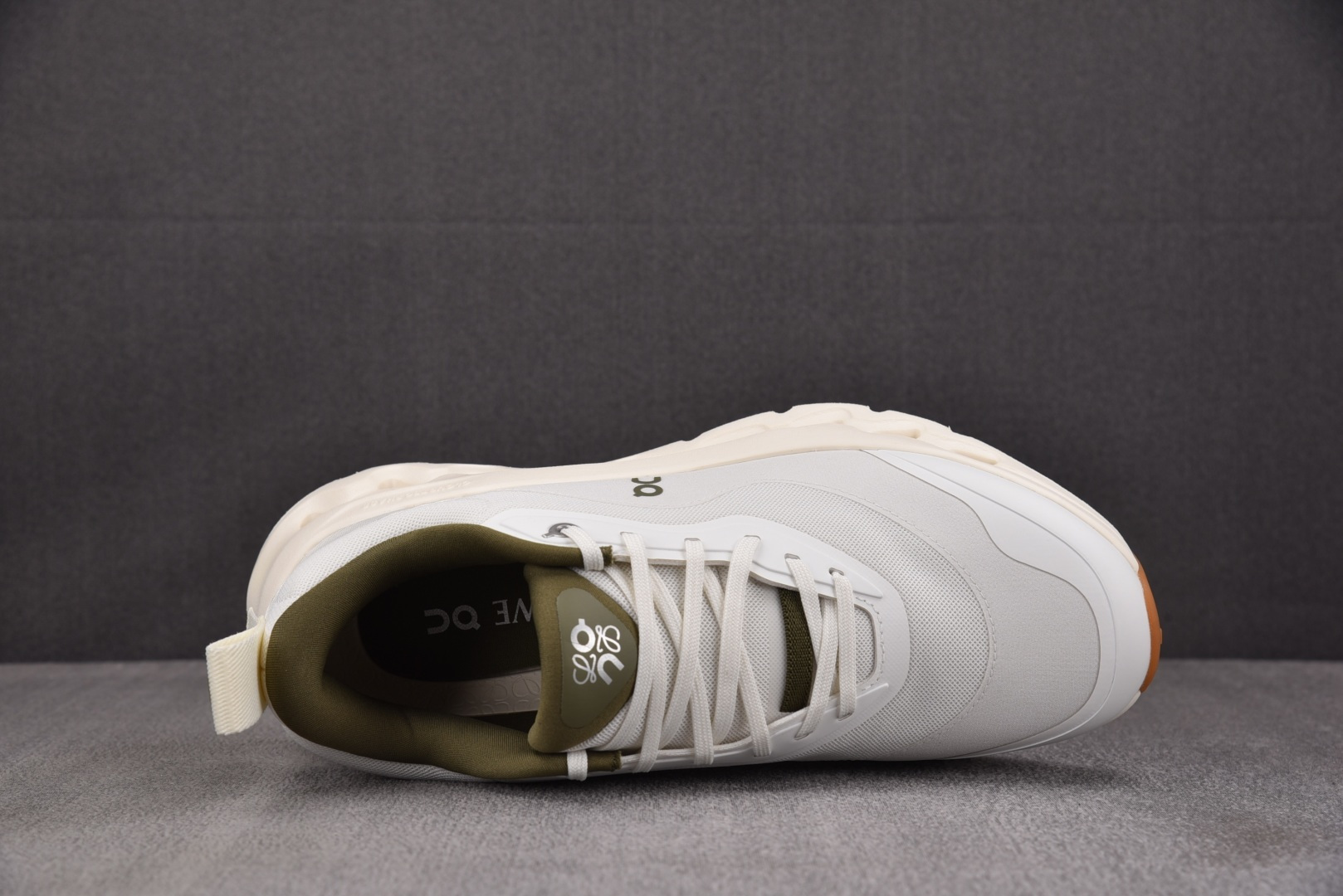 On x LOEWE Cloudtilt 2.0 白色 卡其 尺寸 40 40.5 41 42 42.5