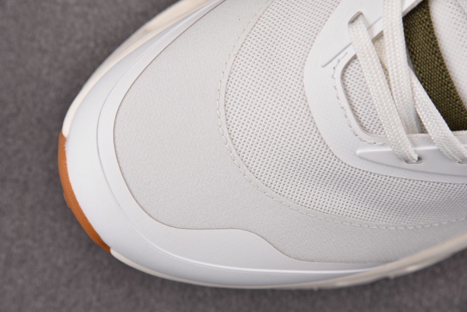 On x LOEWE Cloudtilt 2.0 白色 卡其 尺寸 40 40.5 41 42 42.5