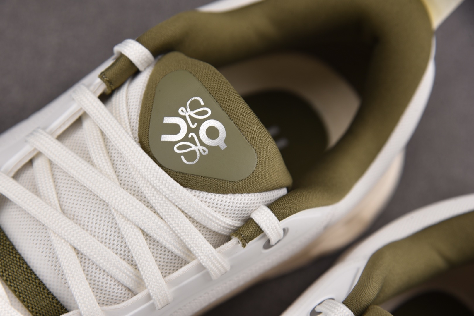 On x LOEWE Cloudtilt 2.0 白色 卡其 尺寸 40 40.5 41 42 42.5