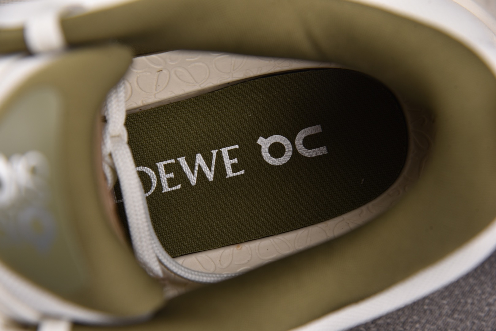 On x LOEWE Cloudtilt 2.0 白色 卡其 尺寸 40 40.5 41 42 42.5