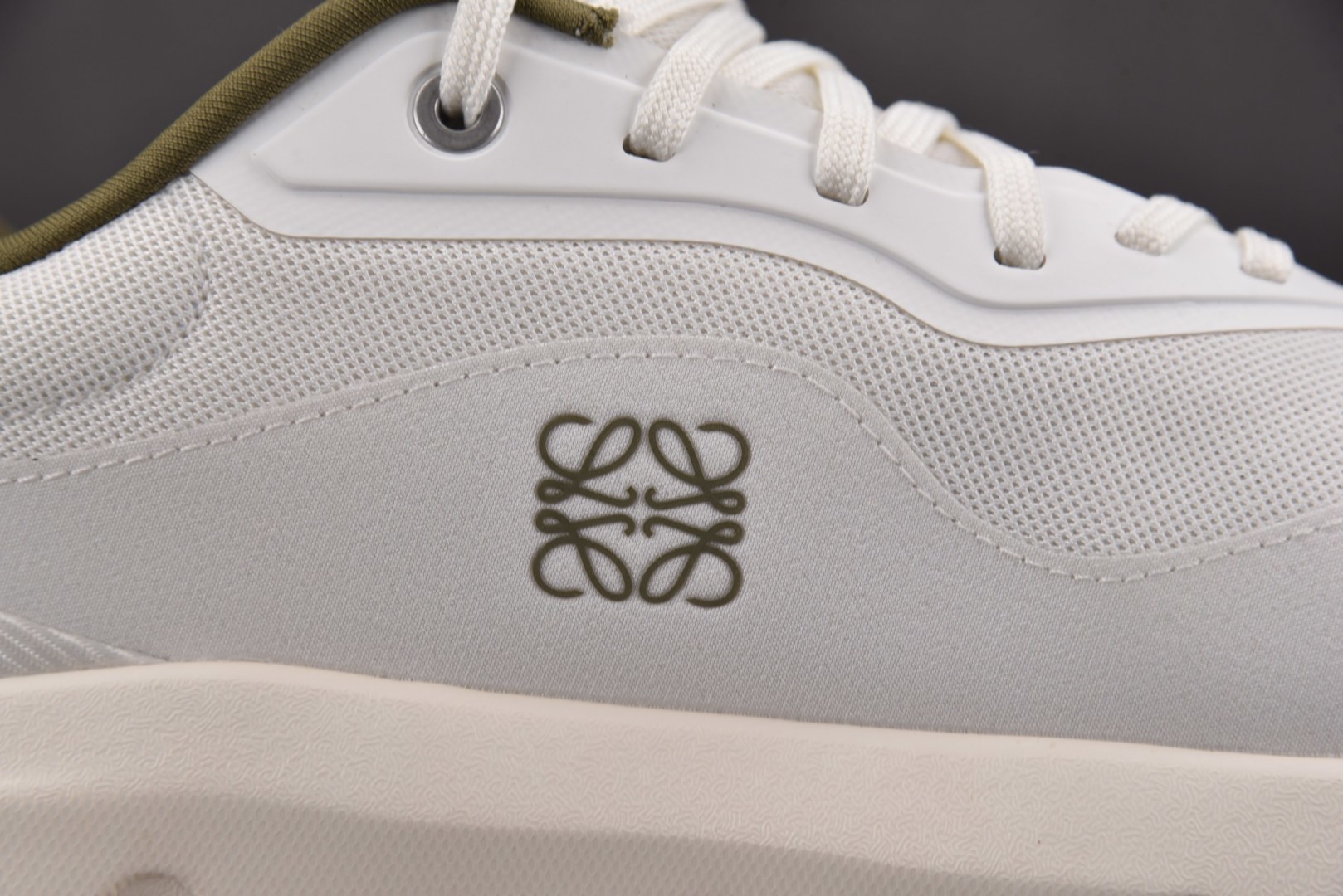 On x LOEWE Cloudtilt 2.0 白色 卡其 尺寸 40 40.5 41 42 42.5