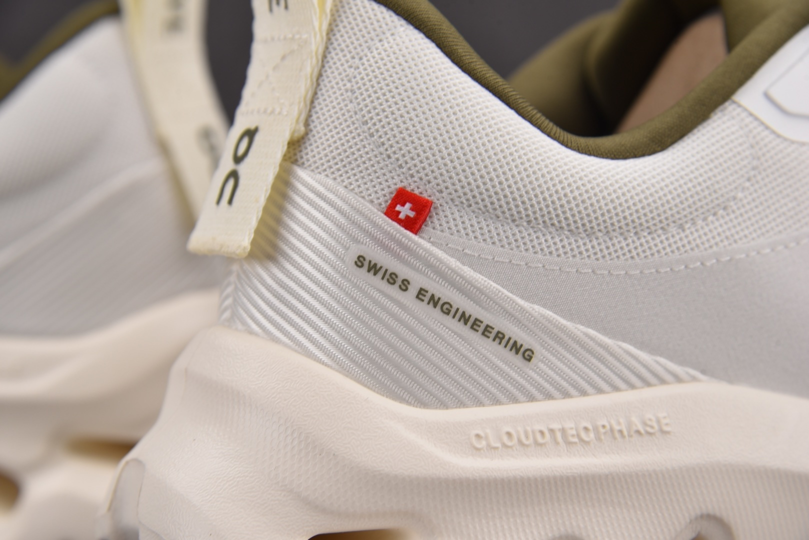 On x LOEWE Cloudtilt 2.0 白色 卡其 尺寸 40 40.5 41 42 42.5