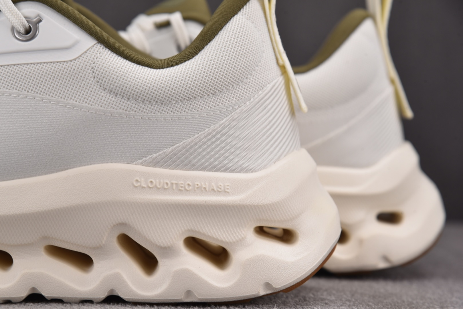 On x LOEWE Cloudtilt 2.0 白色 卡其 尺寸 40 40.5 41 42 42.5