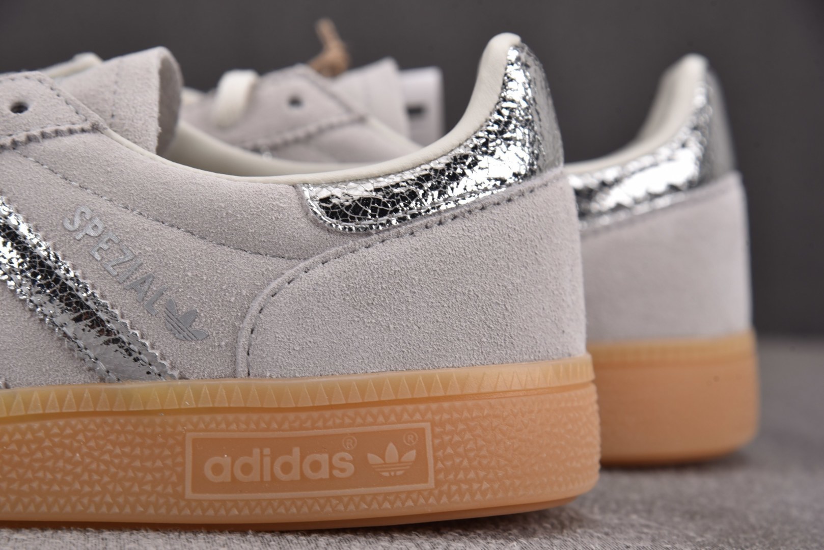 (纯原)Adidas Handball Spezial 阿迪达斯经典款牛皮复古休闲板鞋 白银生胶 HQ0