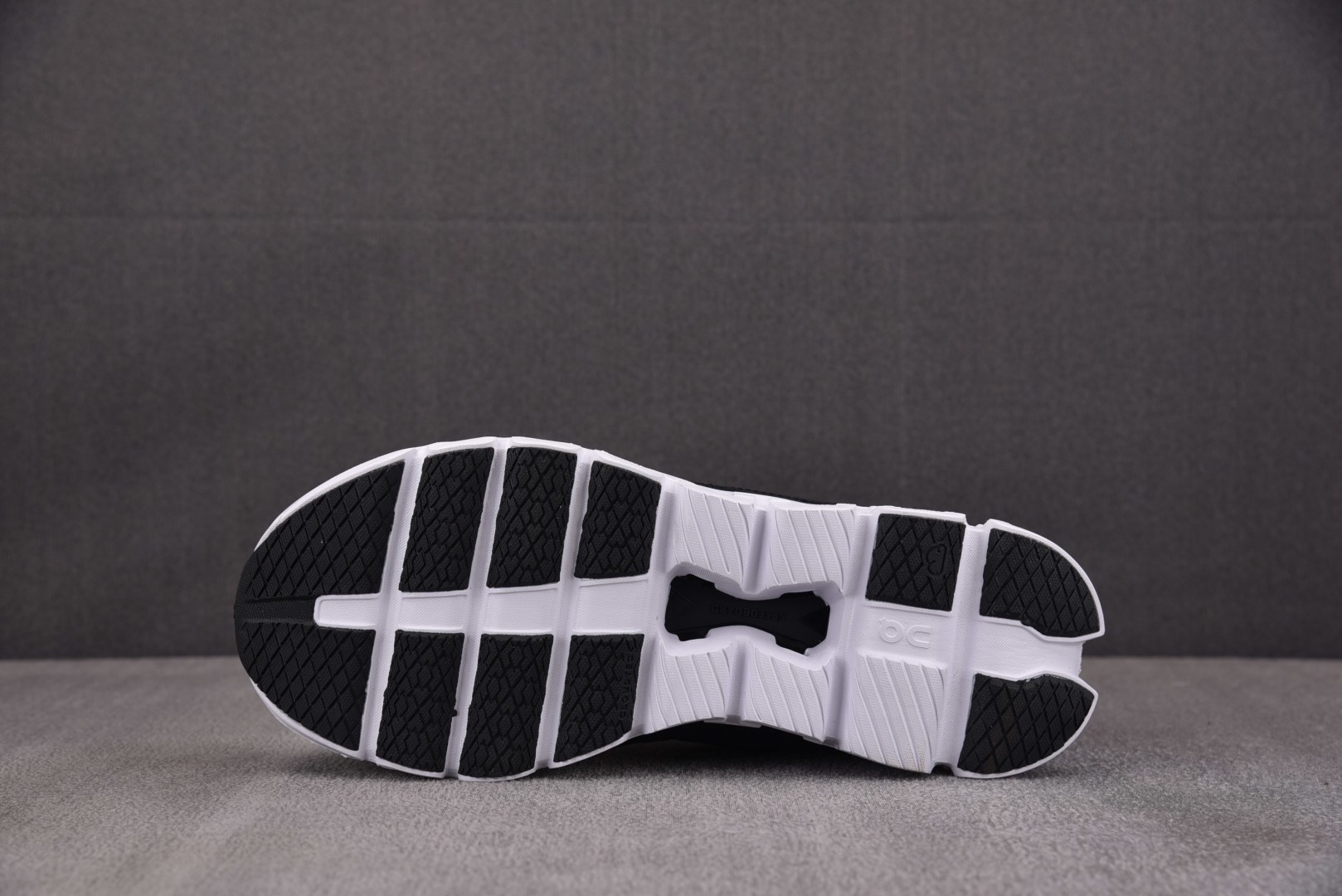 On昂跑 EUR:36-45纯原版出品-FKA x On Cloud X4 黑白 YZ039尺码：36 