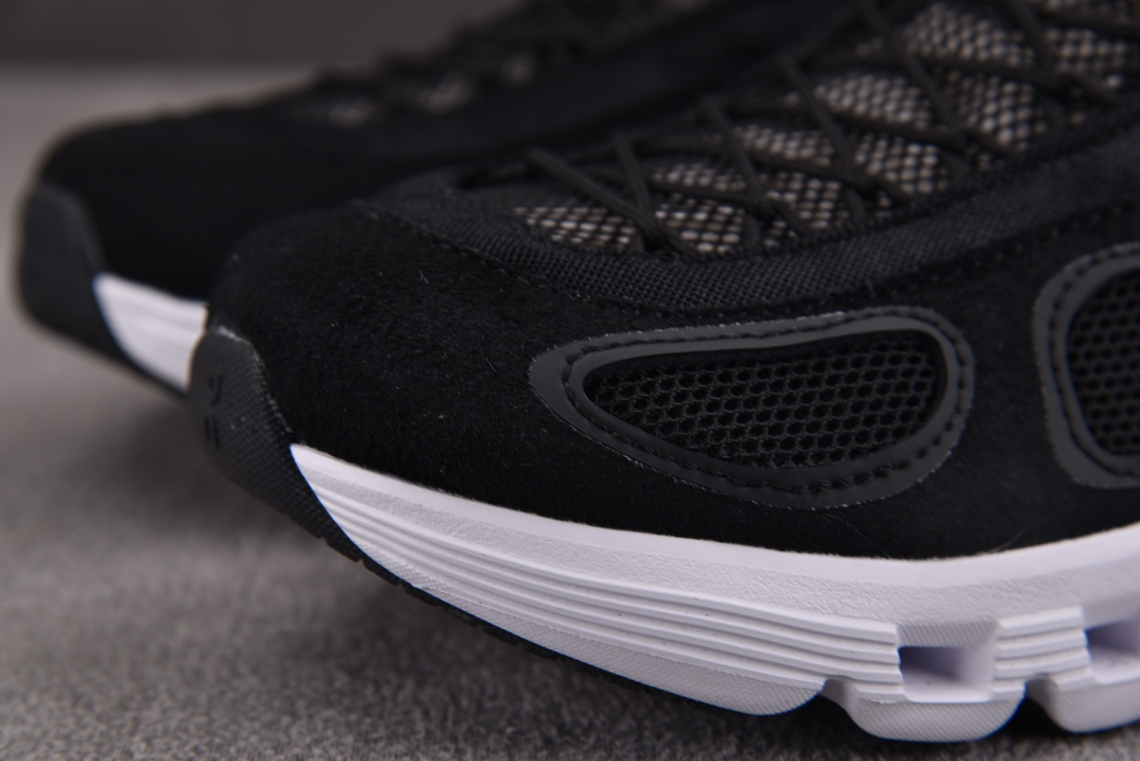 On昂跑 EUR:36-45纯原版出品-FKA x On Cloud X4 黑白 YZ039尺码：36 