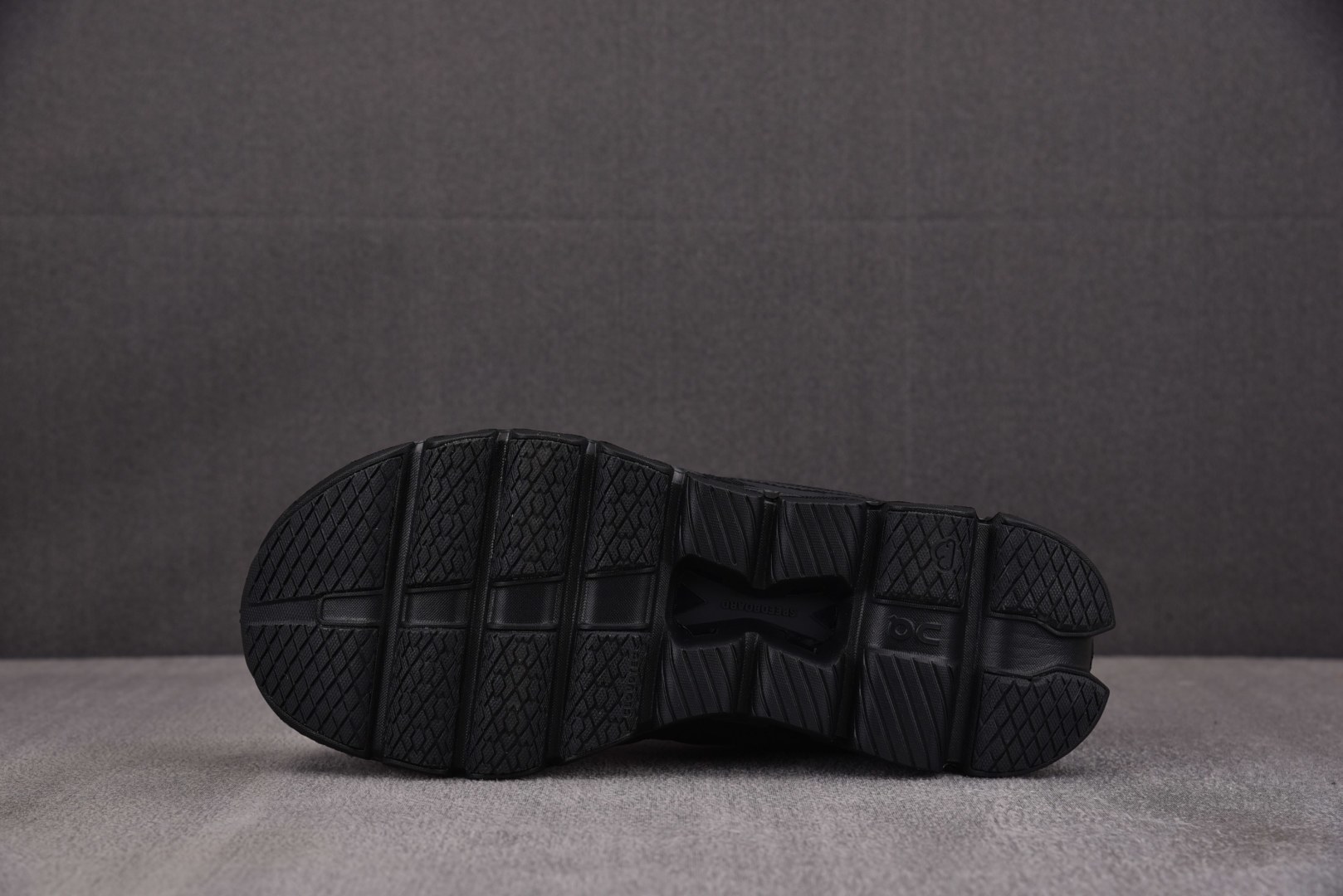 On昂跑 EUR:36-45纯原版出品-FKA x On Cloud X4 黑色 YZ039尺码：36 