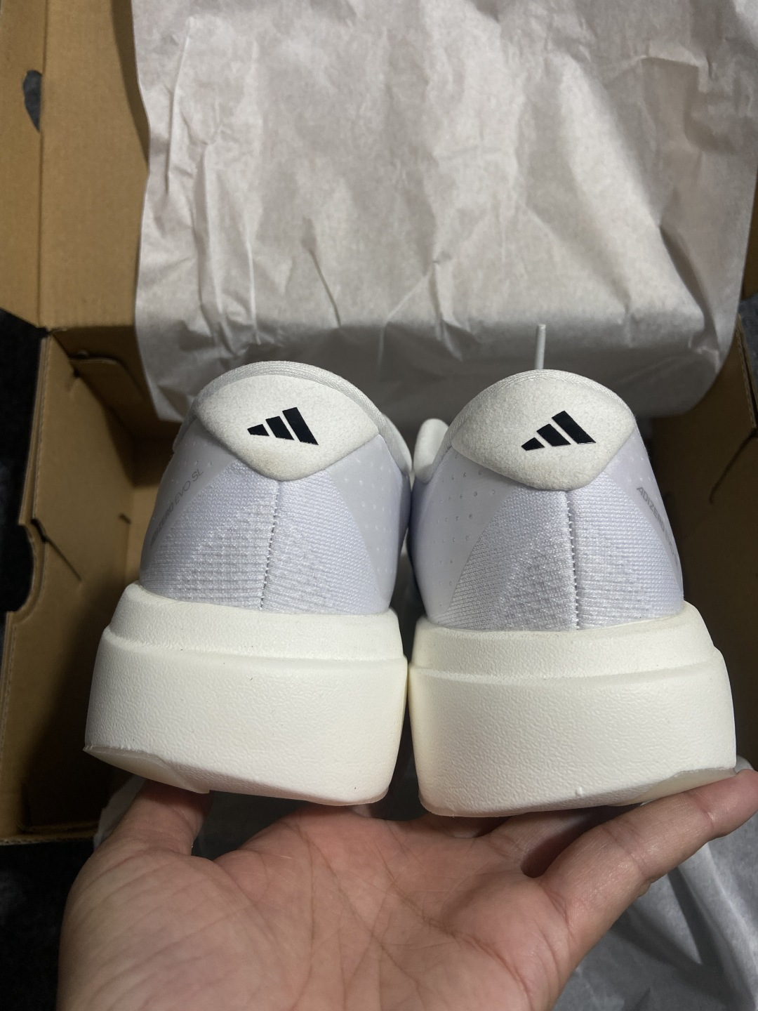 AD Adizero Evo SL 阿迪超轻透气缓震跑鞋 JH6206整体外观造型与adiZero Ad