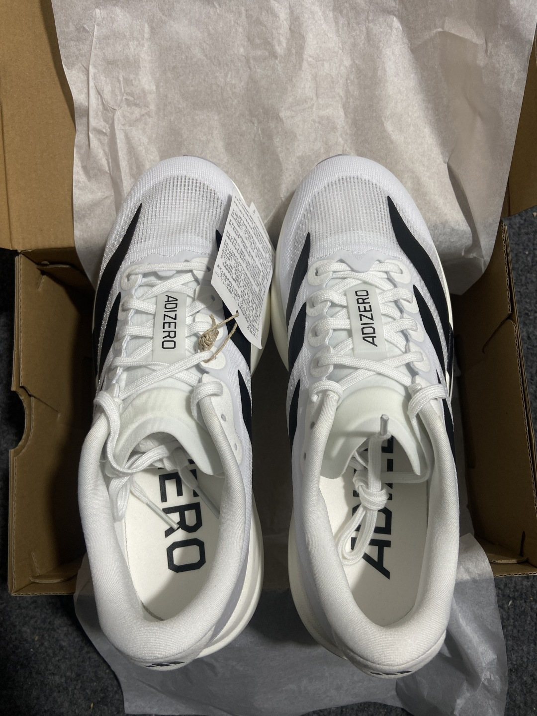 AD Adizero Evo SL 阿迪超轻透气缓震跑鞋 JH6206整体外观造型与adiZero Ad
