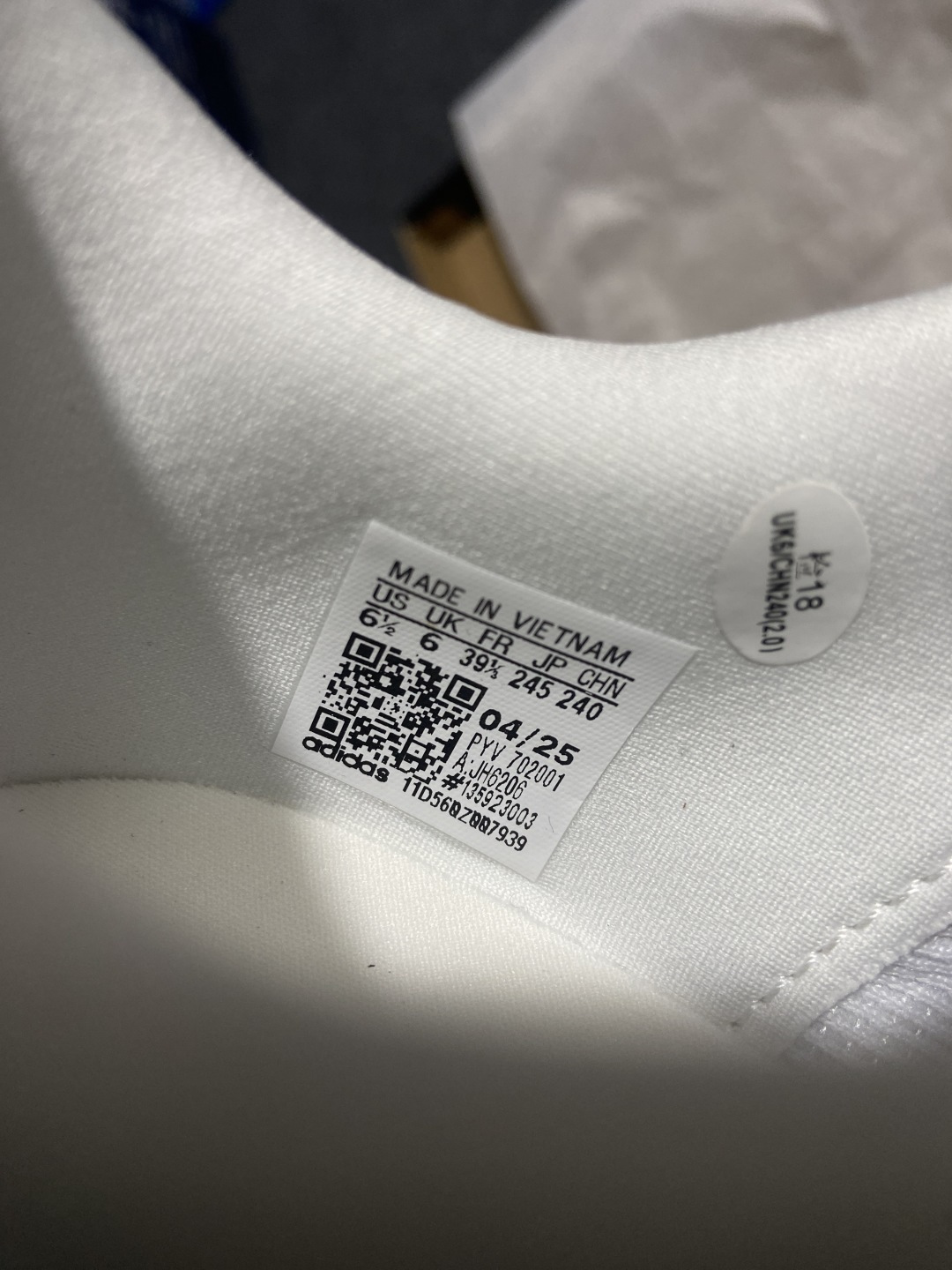 AD Adizero Evo SL 阿迪超轻透气缓震跑鞋 JH6206整体外观造型与adiZero Ad