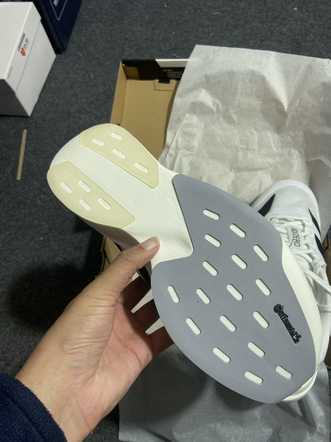 AD Adizero Evo SL 阿迪超轻透气缓震跑鞋 JH6206整体外观造型与adiZero Ad