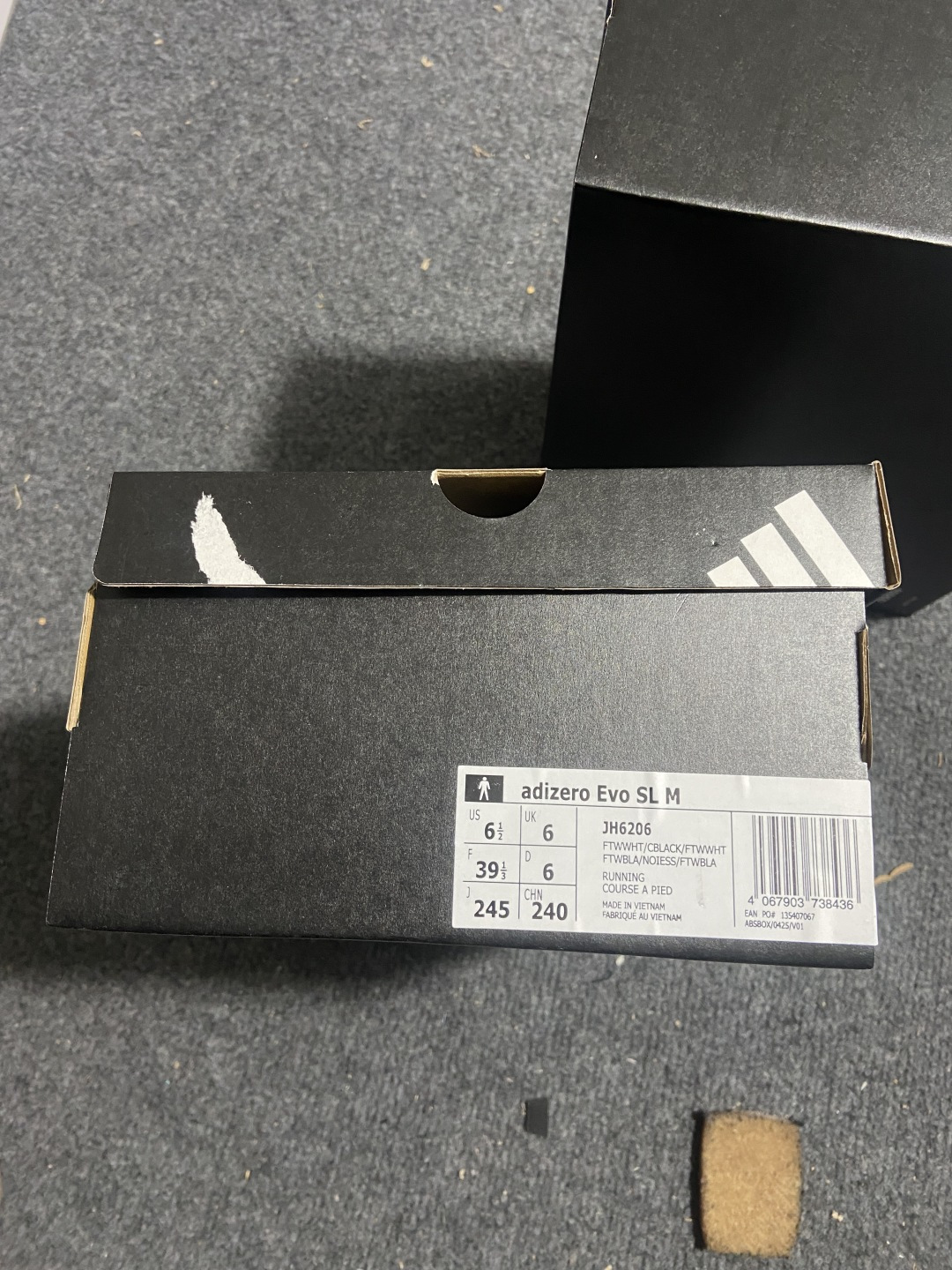 AD Adizero Evo SL 阿迪超轻透气缓震跑鞋 JH6206整体外观造型与adiZero Ad