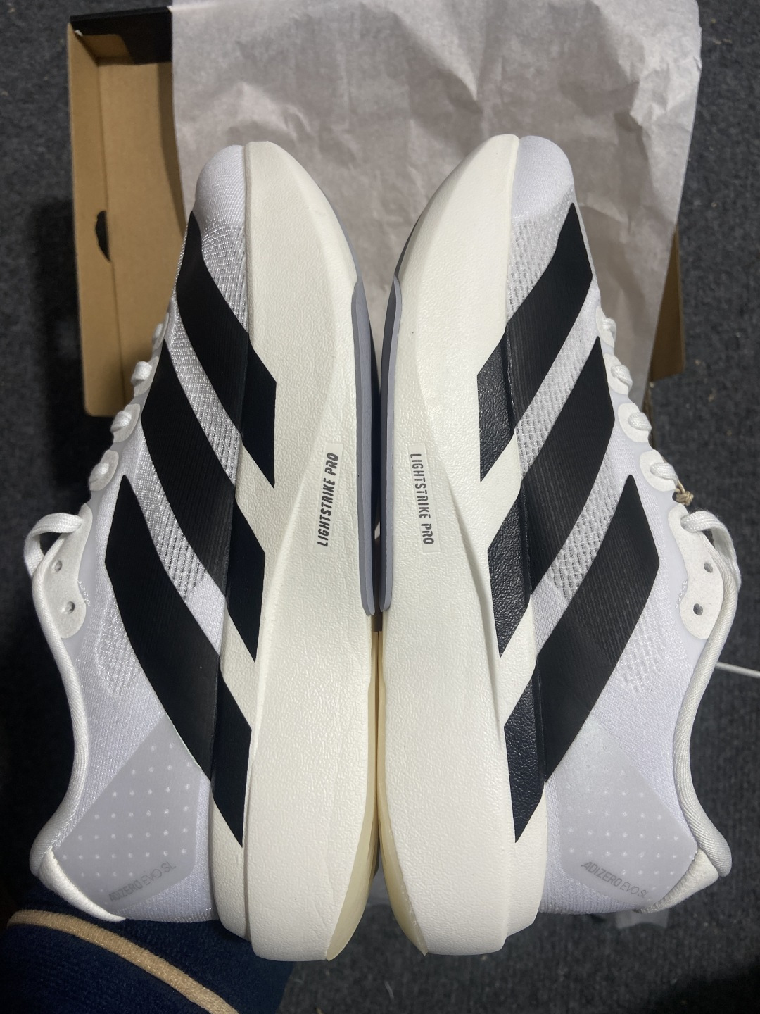 AD Adizero Evo SL 阿迪超轻透气缓震跑鞋 JH6206整体外观造型与adiZero Ad