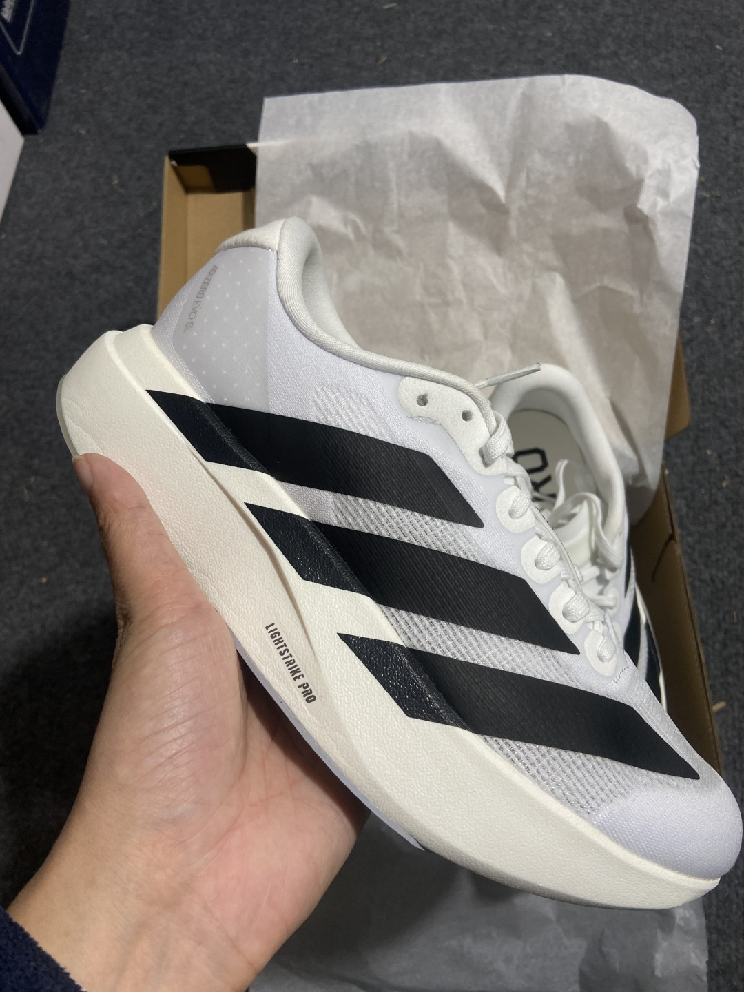 AD Adizero Evo SL 阿迪超轻透气缓震跑鞋 JH6206整体外观造型与adiZero Ad