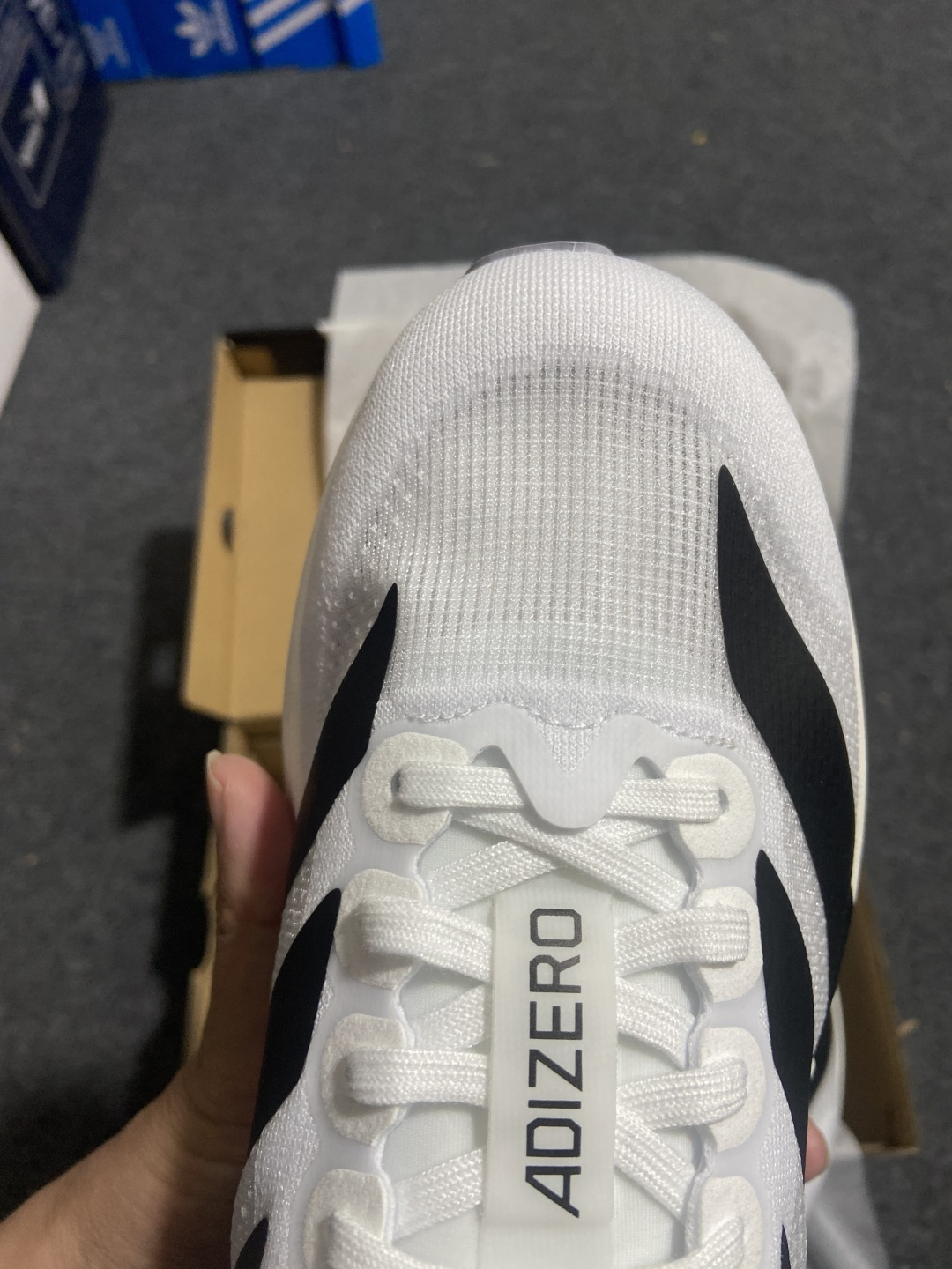 AD Adizero Evo SL 阿迪超轻透气缓震跑鞋 JH6206整体外观造型与adiZero Ad