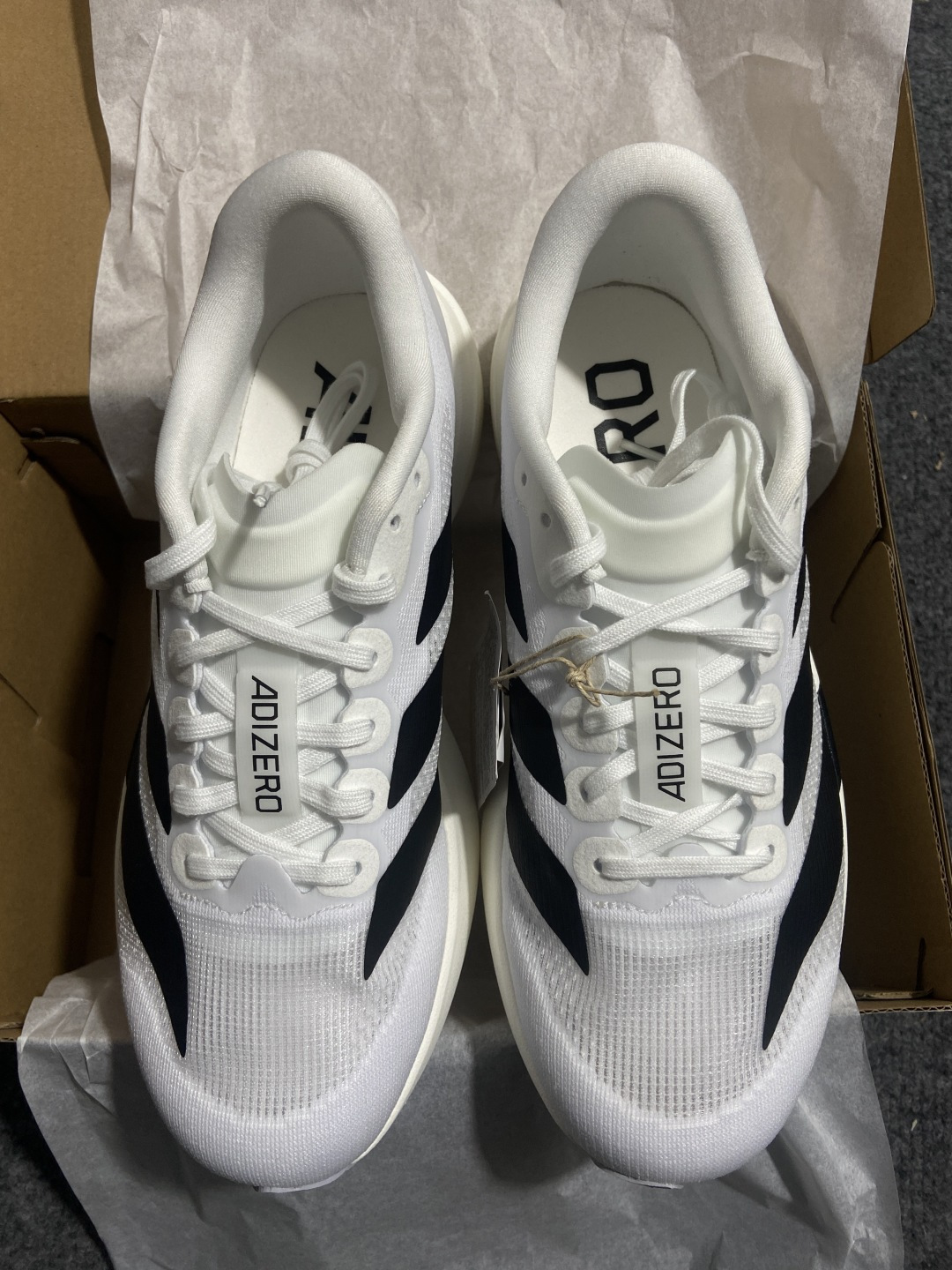 AD Adizero Evo SL 阿迪超轻透气缓震跑鞋 JH6206整体外观造型与adiZero Ad