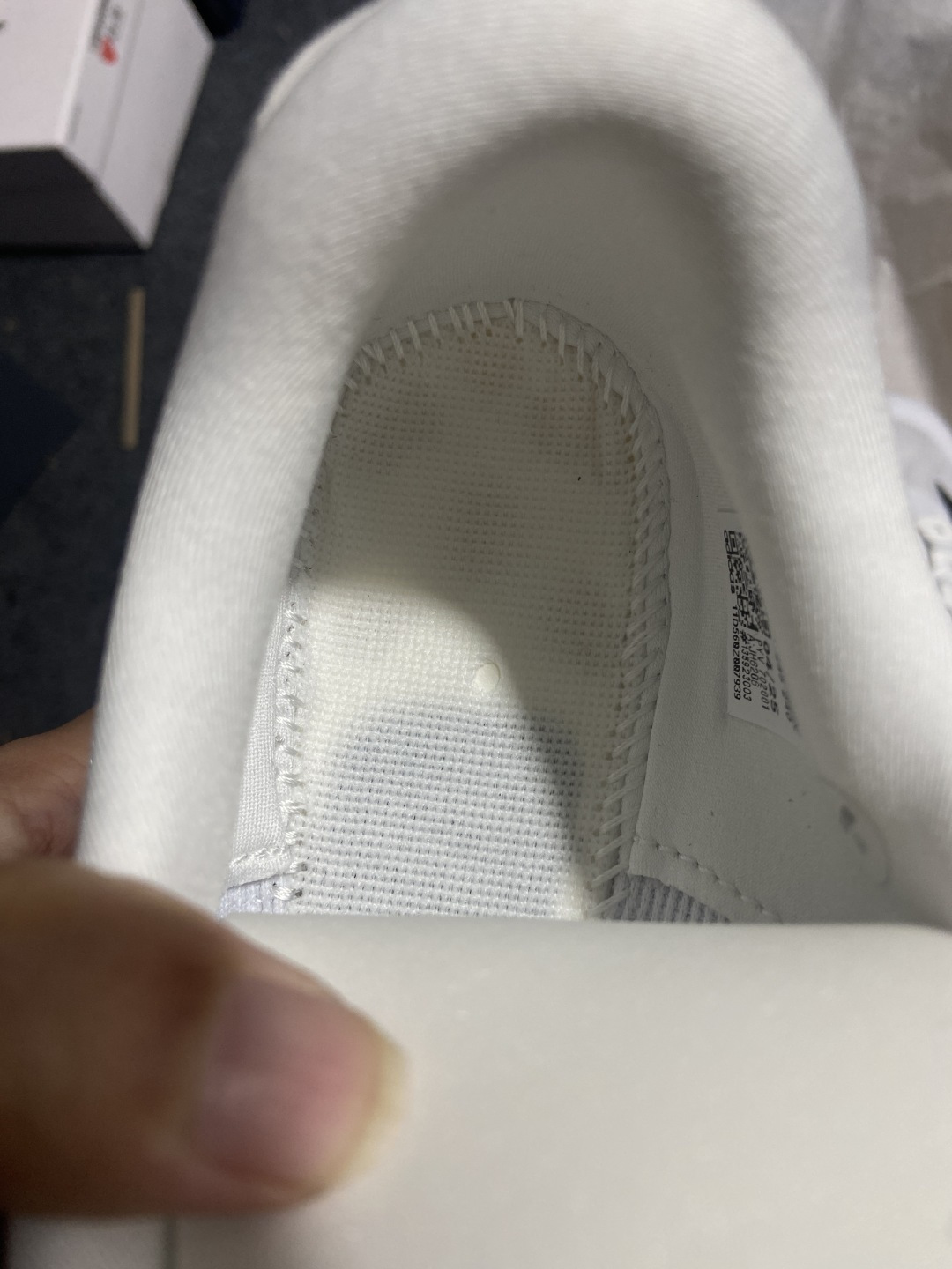 AD Adizero Evo SL 阿迪超轻透气缓震跑鞋 JH6206整体外观造型与adiZero Ad