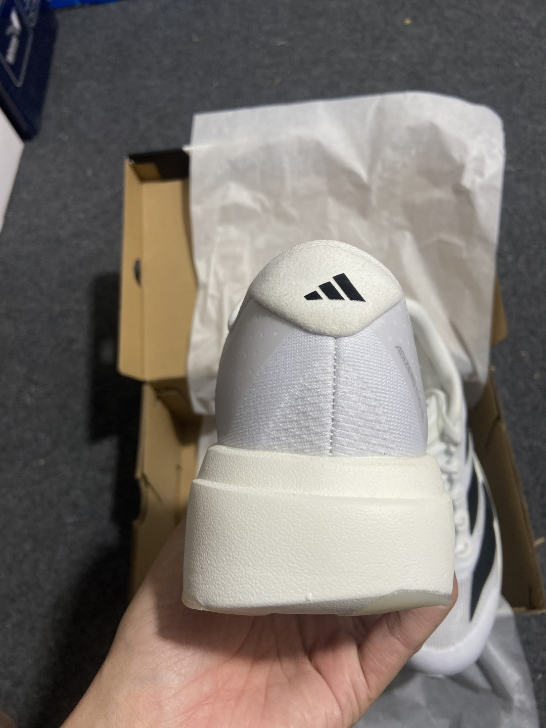 AD Adizero Evo SL 阿迪超轻透气缓震跑鞋 JH6206整体外观造型与adiZero Ad