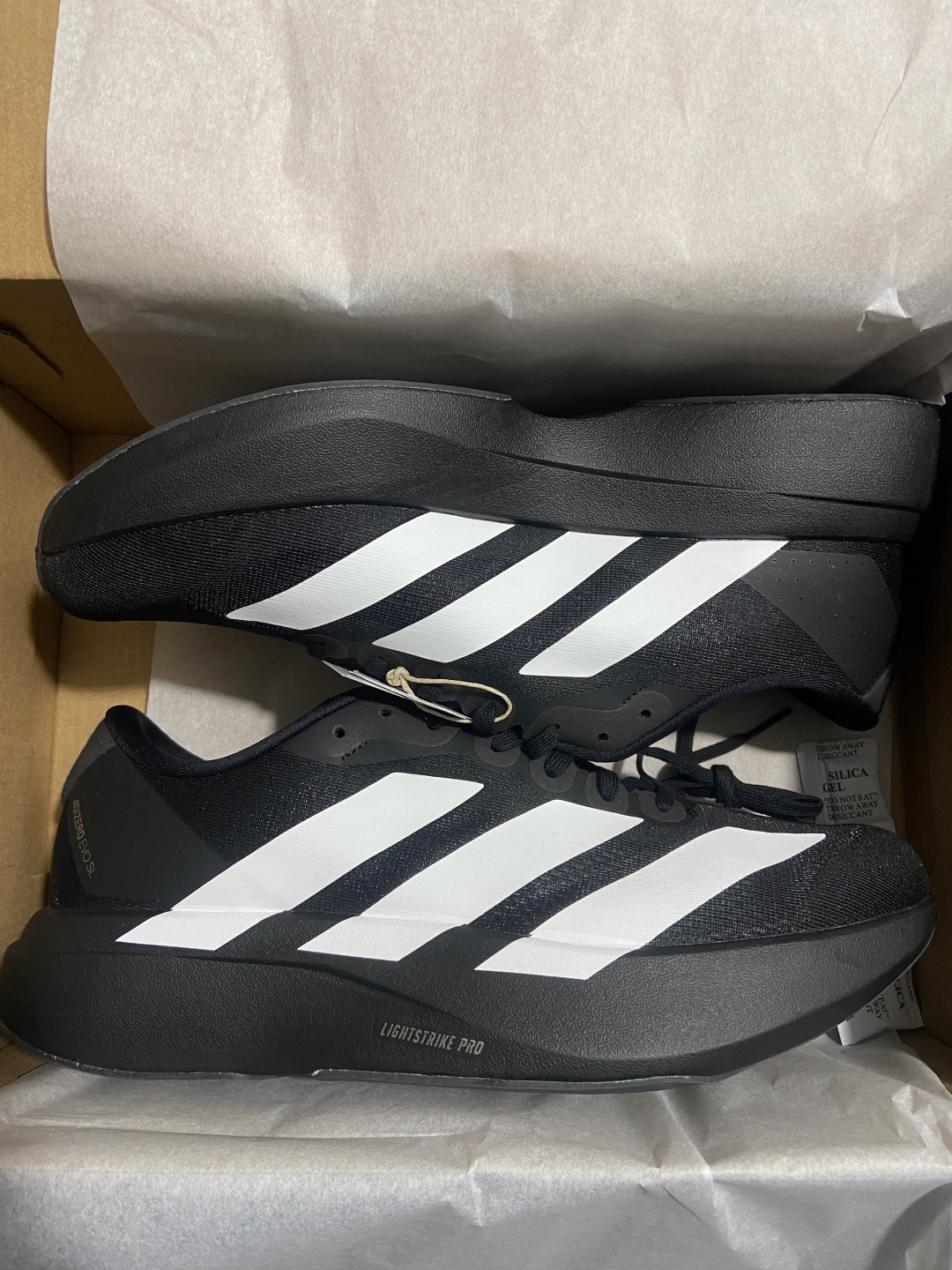 AD Adizero Evo SL 阿迪超轻透气缓震跑鞋 jp-7269整体外观造型与adiZero A