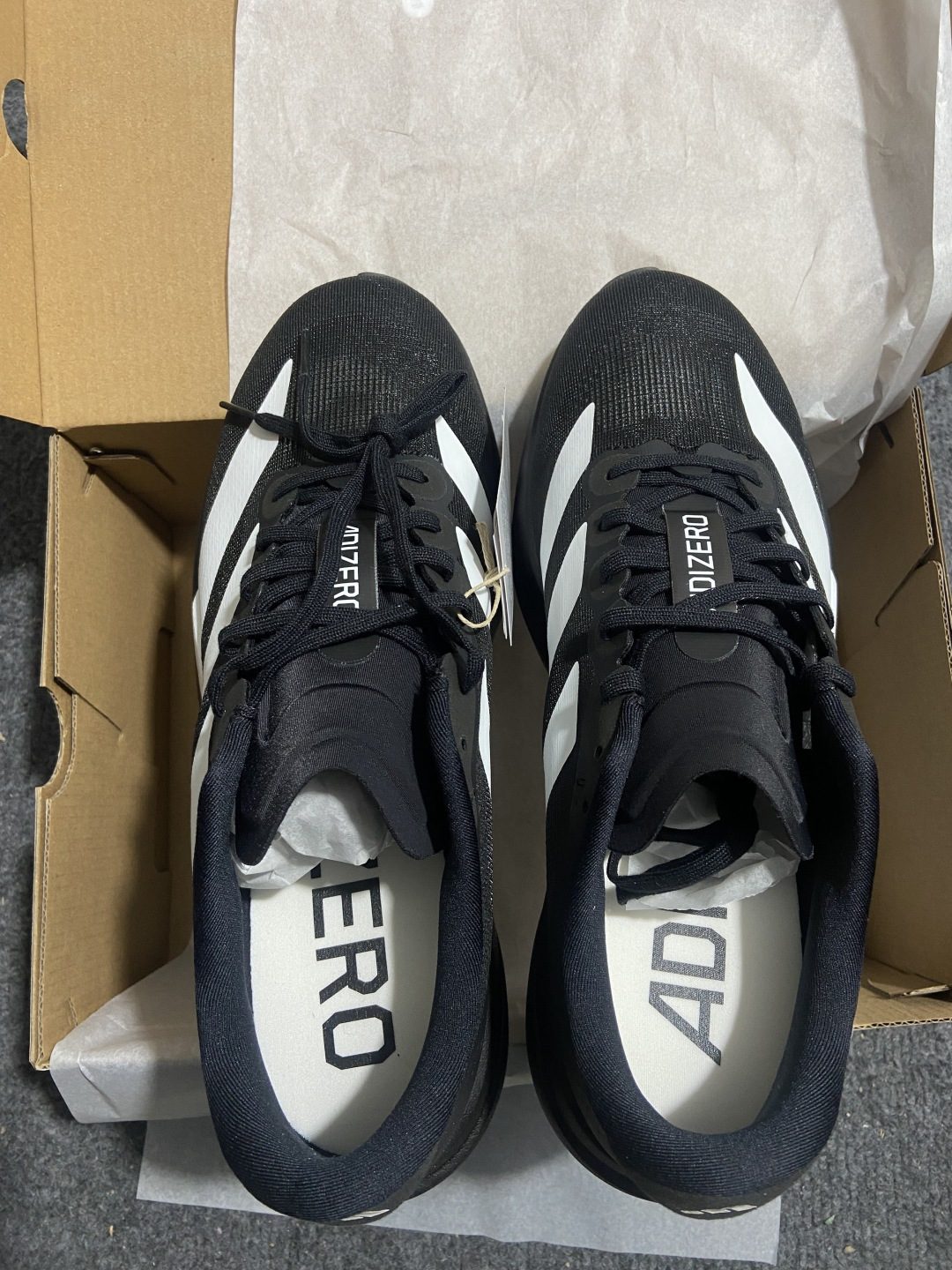 AD Adizero Evo SL 阿迪超轻透气缓震跑鞋 jp-7269整体外观造型与adiZero A