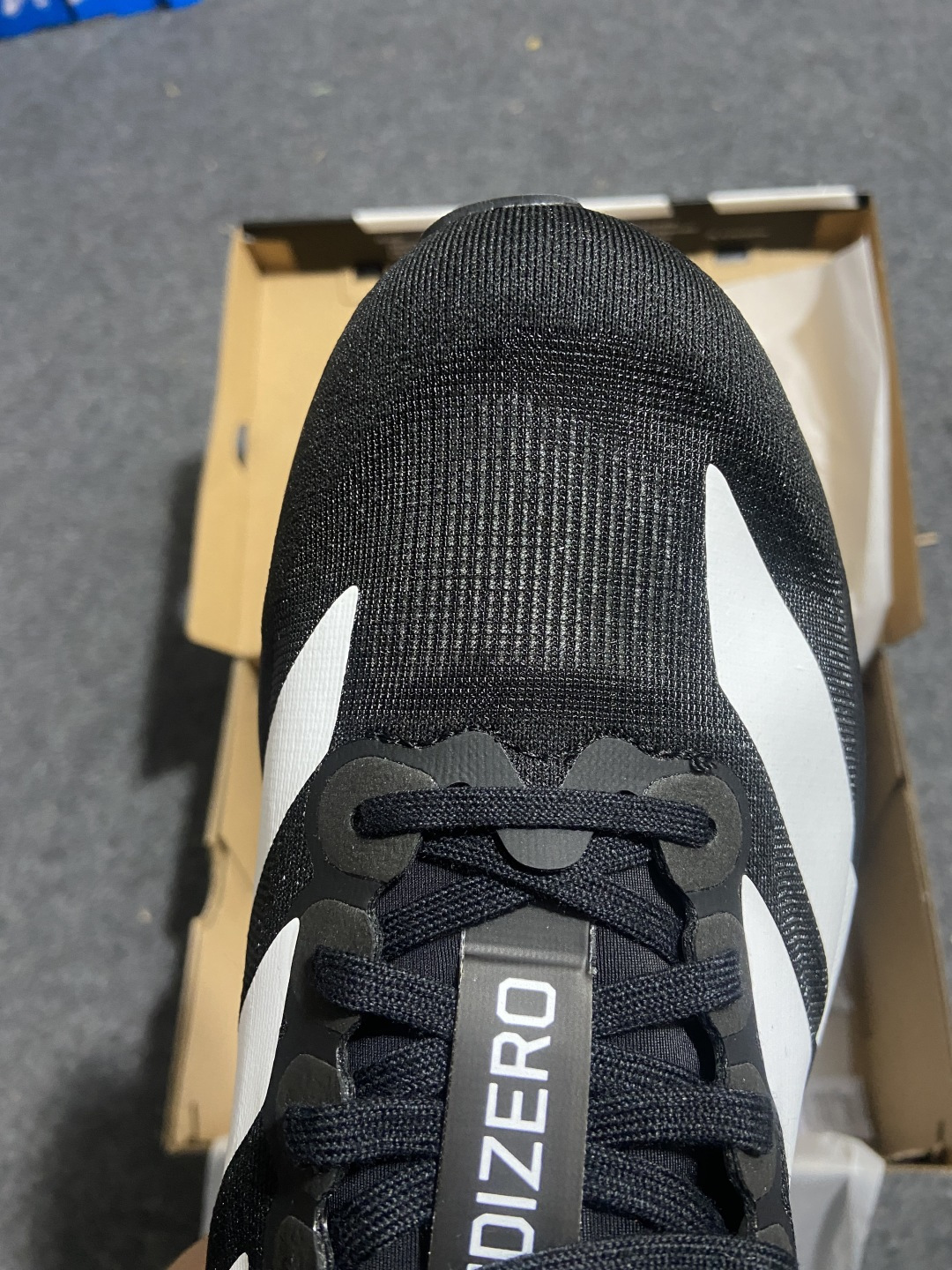 AD Adizero Evo SL 阿迪超轻透气缓震跑鞋 jp-7269整体外观造型与adiZero A