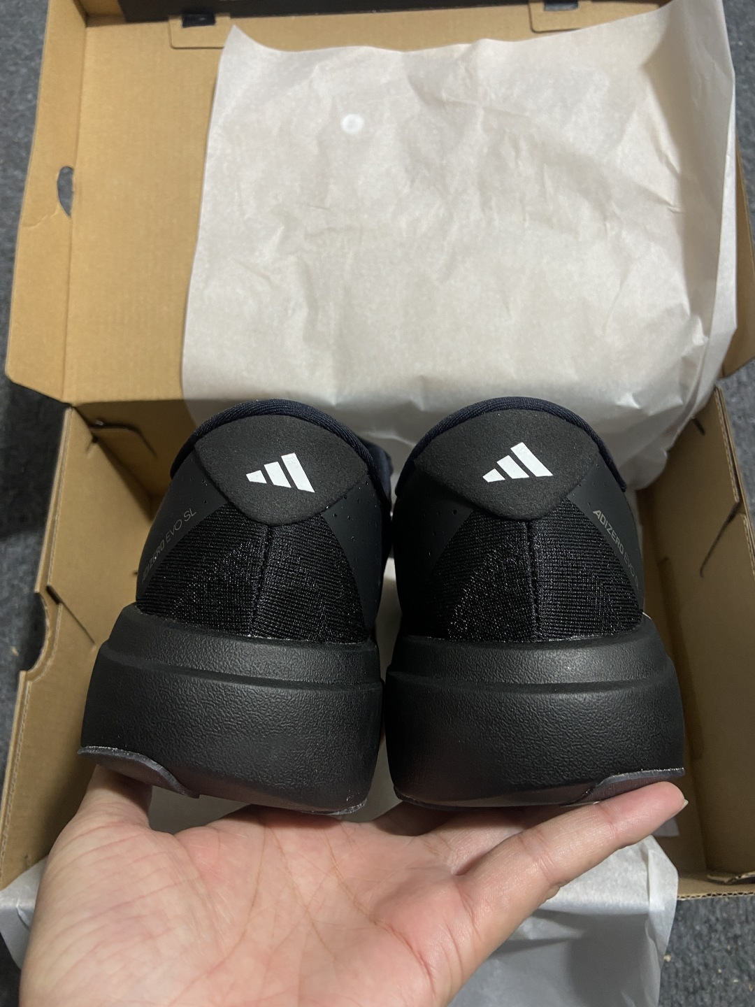 AD Adizero Evo SL 阿迪超轻透气缓震跑鞋 jp-7269整体外观造型与adiZero A