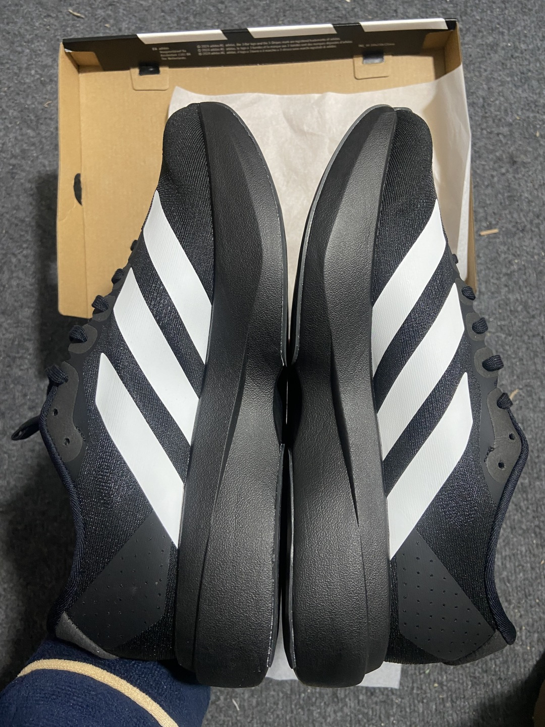 AD Adizero Evo SL 阿迪超轻透气缓震跑鞋 jp-7269整体外观造型与adiZero A