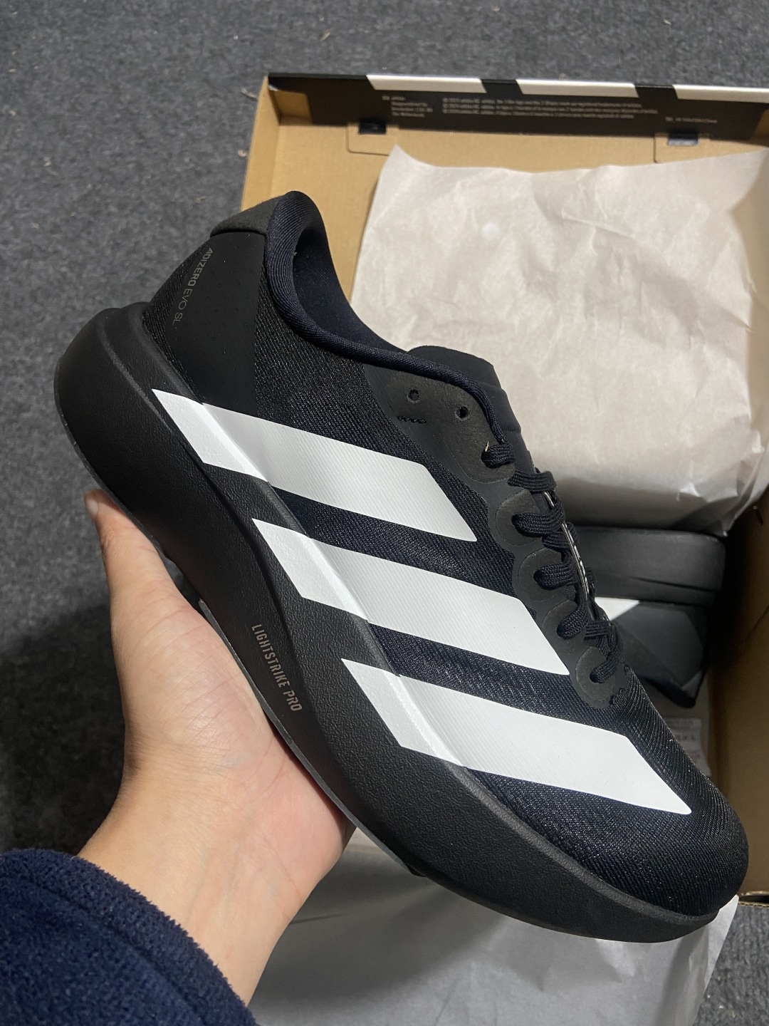 AD Adizero Evo SL 阿迪超轻透气缓震跑鞋 jp-7269整体外观造型与adiZero A