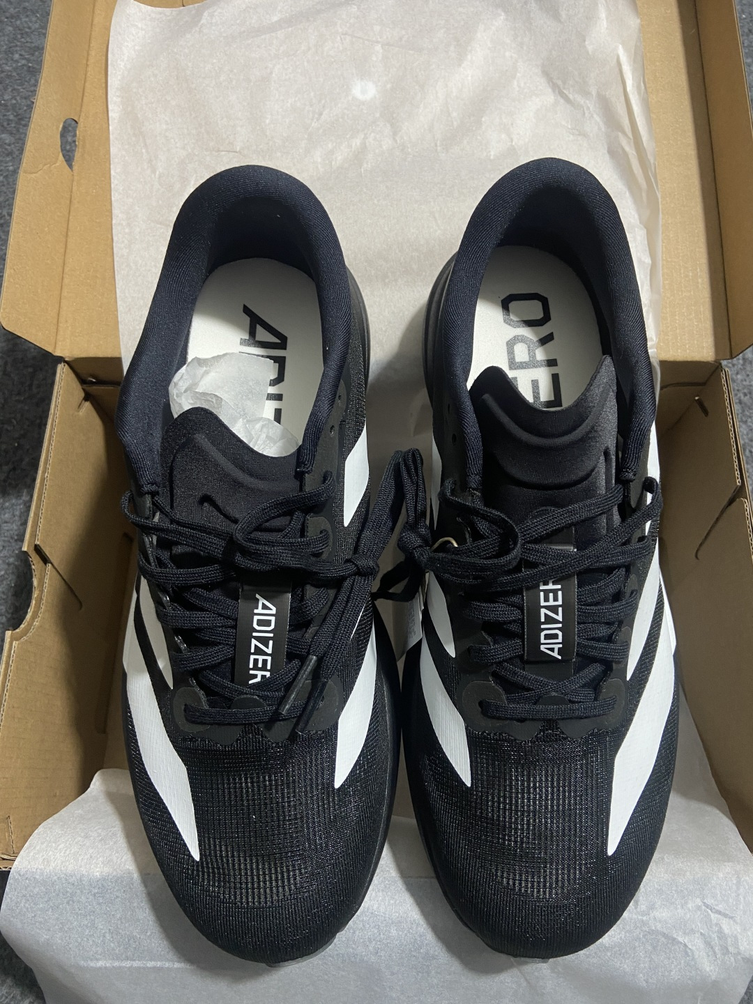 AD Adizero Evo SL 阿迪超轻透气缓震跑鞋 jp-7269整体外观造型与adiZero A