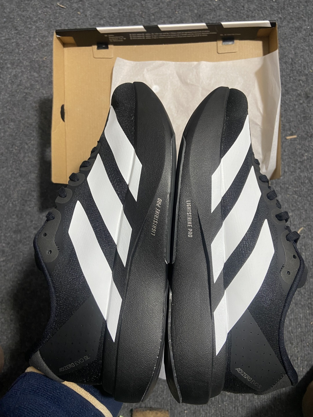 AD Adizero Evo SL 阿迪超轻透气缓震跑鞋 jp-7269整体外观造型与adiZero A