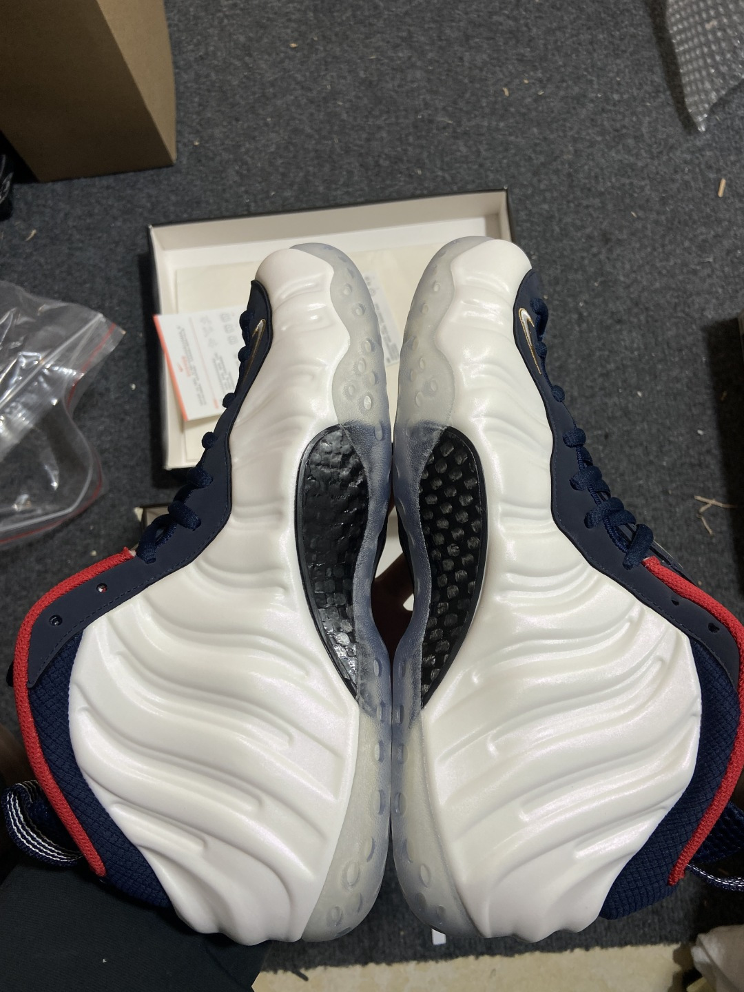 特价福利Nike Air Foamposite ONE 喷泡中帮复古篮球鞋 纯胶透明橡胶大底超强止滑 原