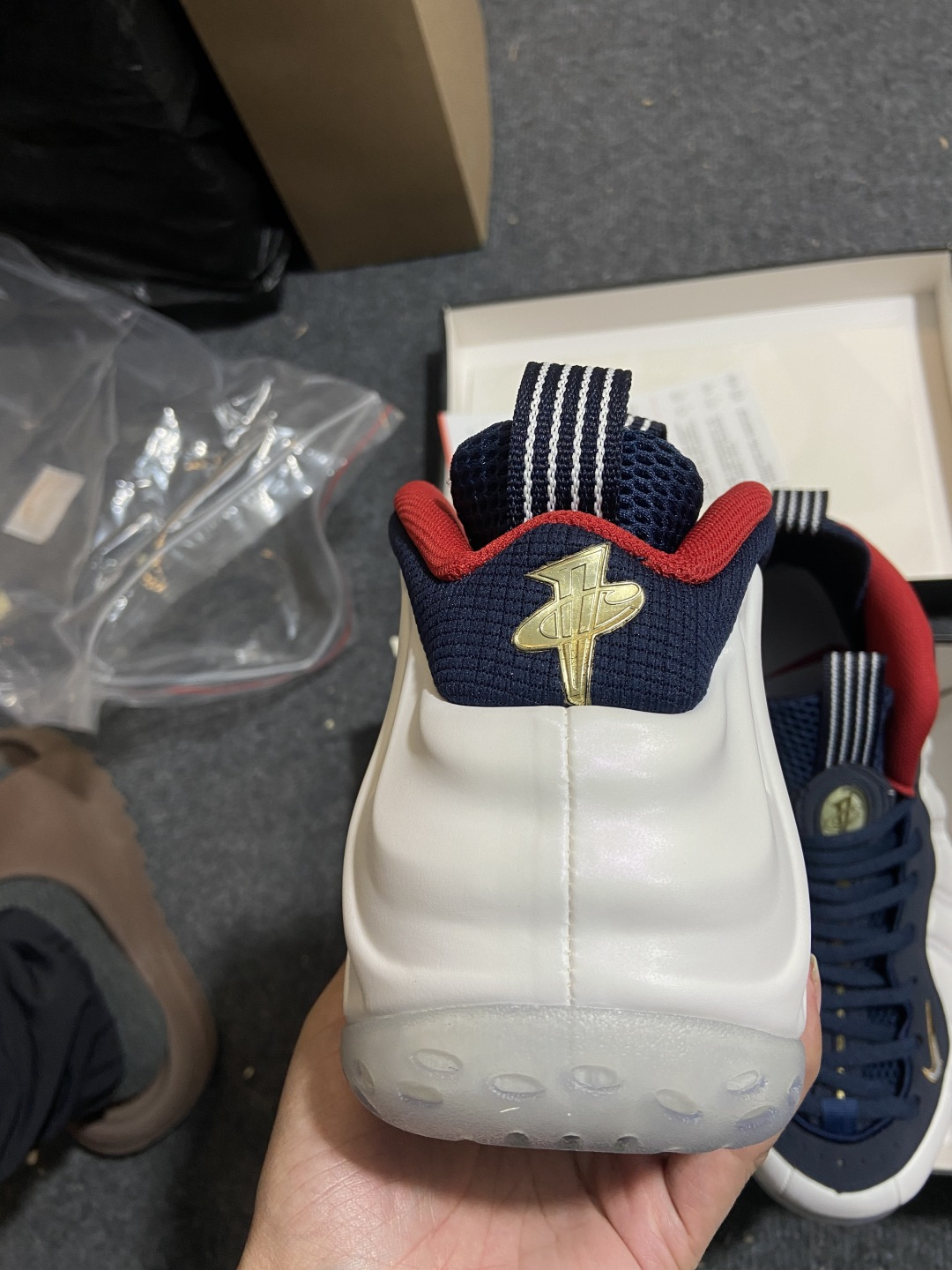 特价福利Nike Air Foamposite ONE 喷泡中帮复古篮球鞋 纯胶透明橡胶大底超强止滑 原