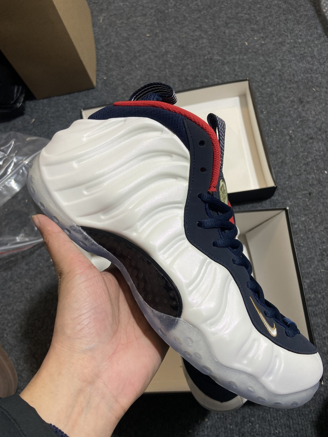 特价福利Nike Air Foamposite ONE 喷泡中帮复古篮球鞋 纯胶透明橡胶大底超强止滑 原